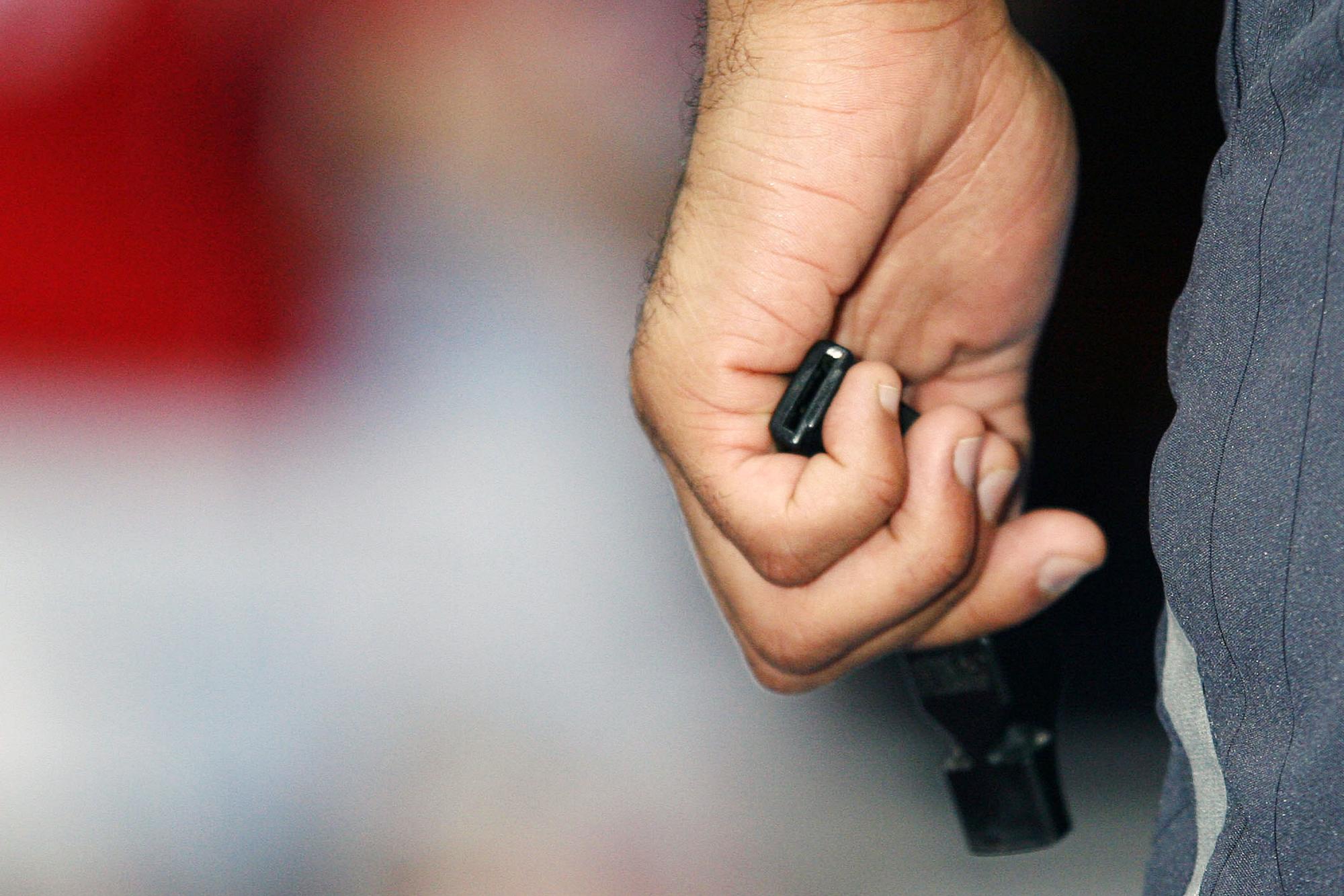 Une victime de l'arbitre pervers suisse prend la parole : «/Je ne me sens plus à l'aise dans les vestiaires ni dans les toilettes publiques/»