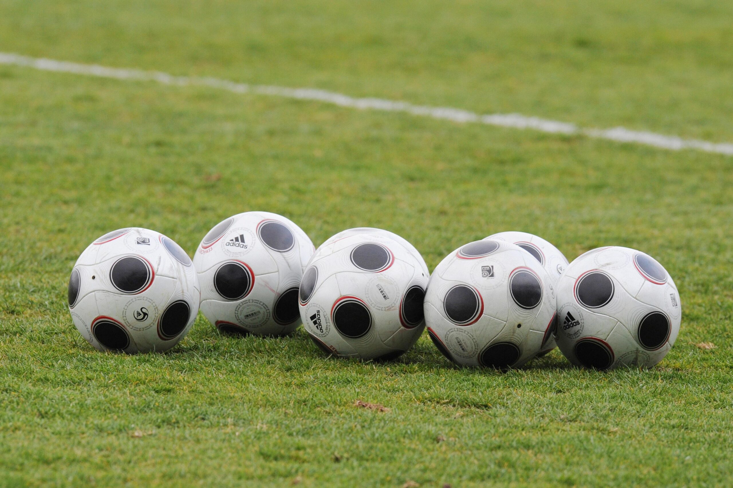 Suspendu, l'entraîneur d'un club estonien donne ses consignes depuis le toit du stade