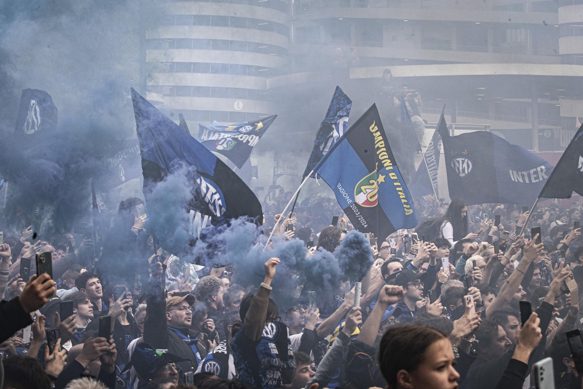 Seize ultras du Milan et de l'Inter ont été condamnés à de la prison ferme pour association de malfaiteurs et meutre