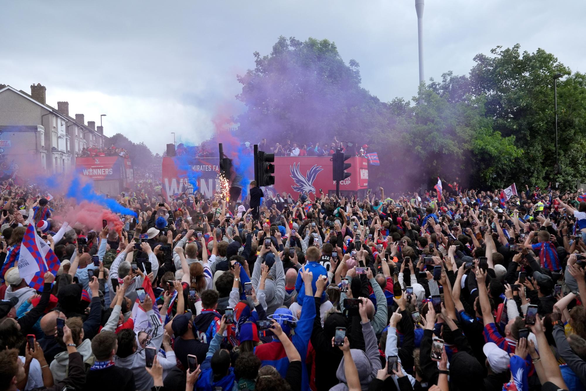 Les supporters de Crystal Palace en colère après leur rétrogradation en Ligue Conférence à cause de l'OL et John Textor