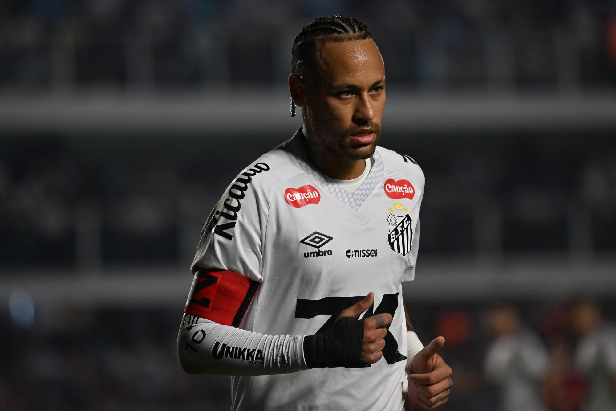 Neymar s'embrouille avec un supporter lors de la défaite de Santos