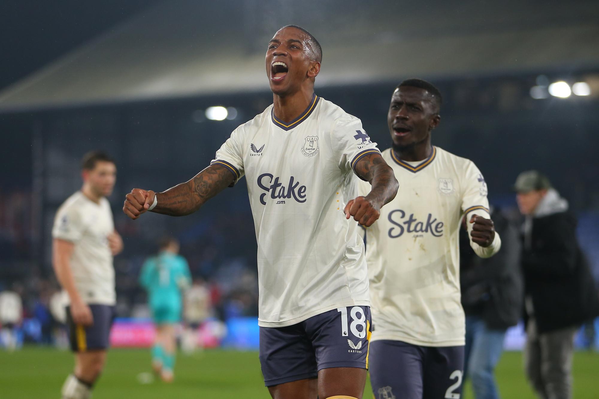 Mercato : Ashley Young a signé à Ipswich et va découvrir le Championship