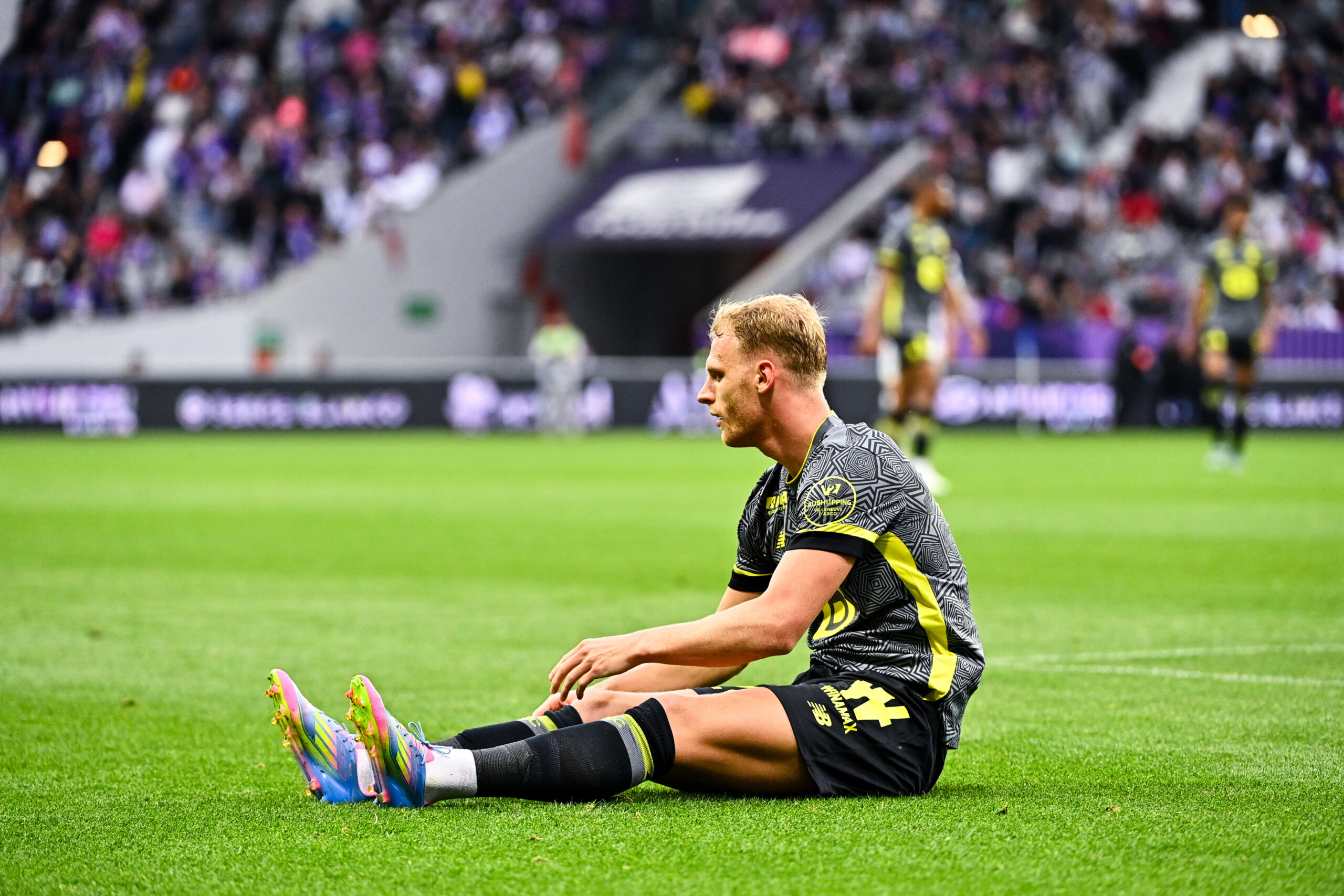Prêté à Lille par l'Atalanta Bergame en 2024-2025, Mitchel Bakker s'est rompu le ligament croisé antérieur du genou droit