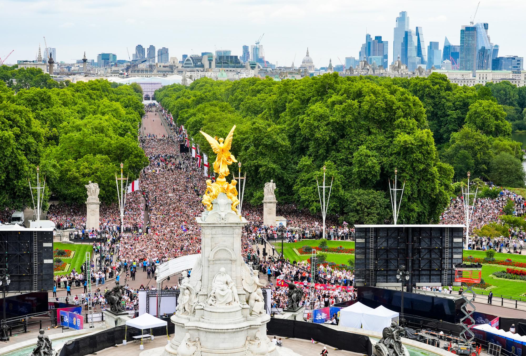 Les Anglaises paradent à Londres après leur victoire à l'Euro