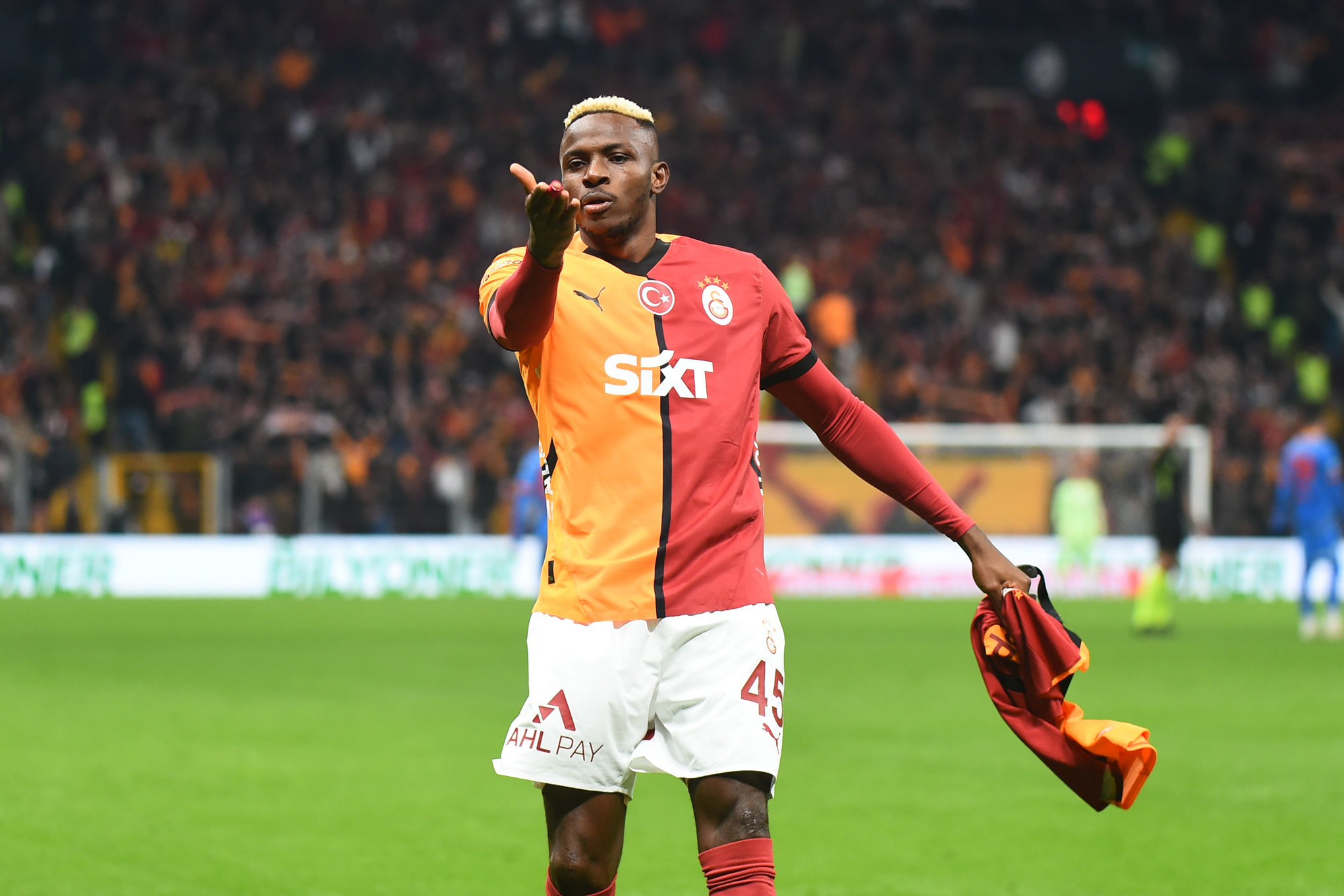 Victor Osimhen s'engage officiellement à Galatasaray pour prolonger sa passion en Turquie