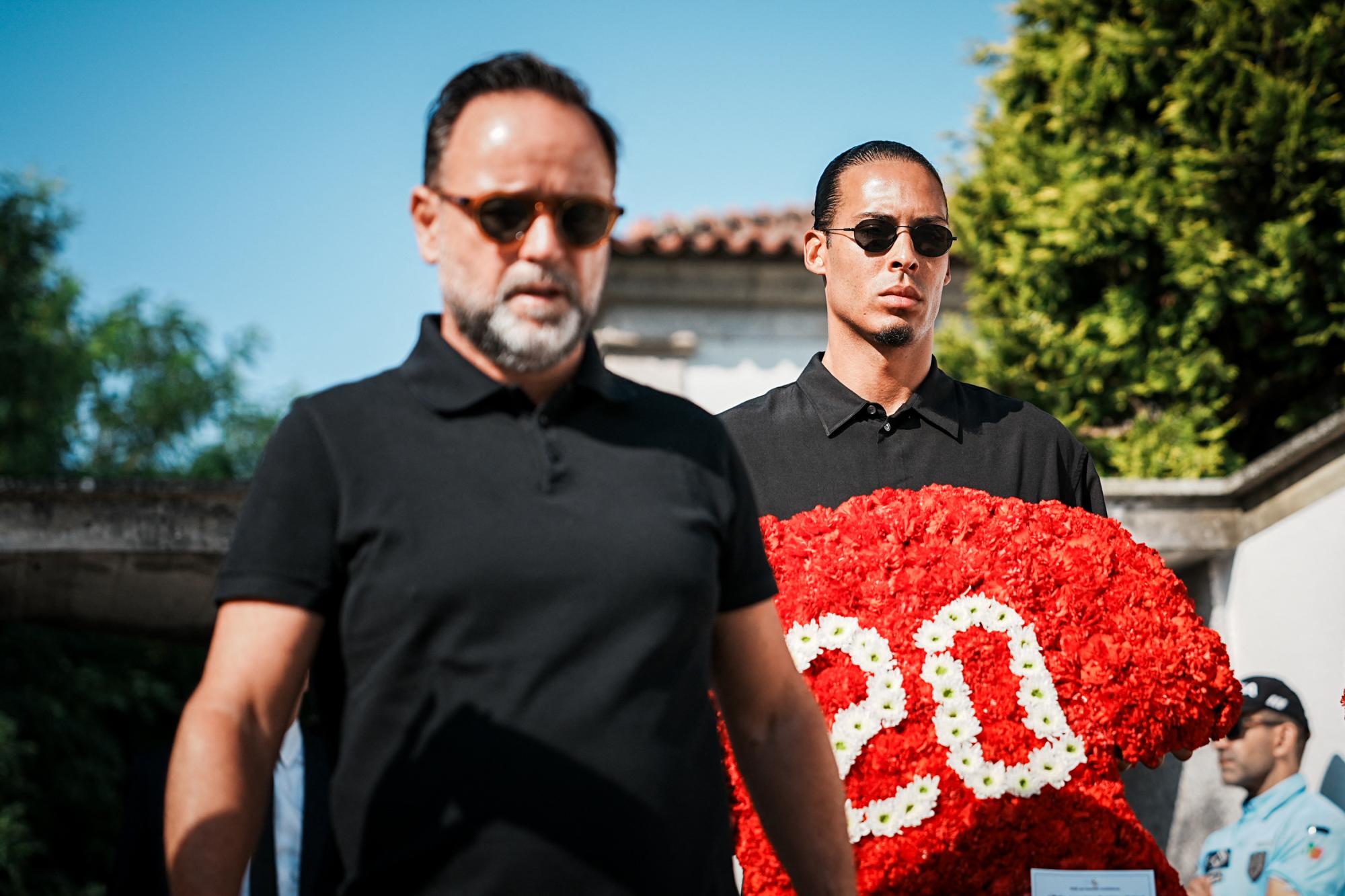 « C'est étrange de devoir continuer à jouer au football » : Van Dijk se confie sur la mort de Diogo Jota