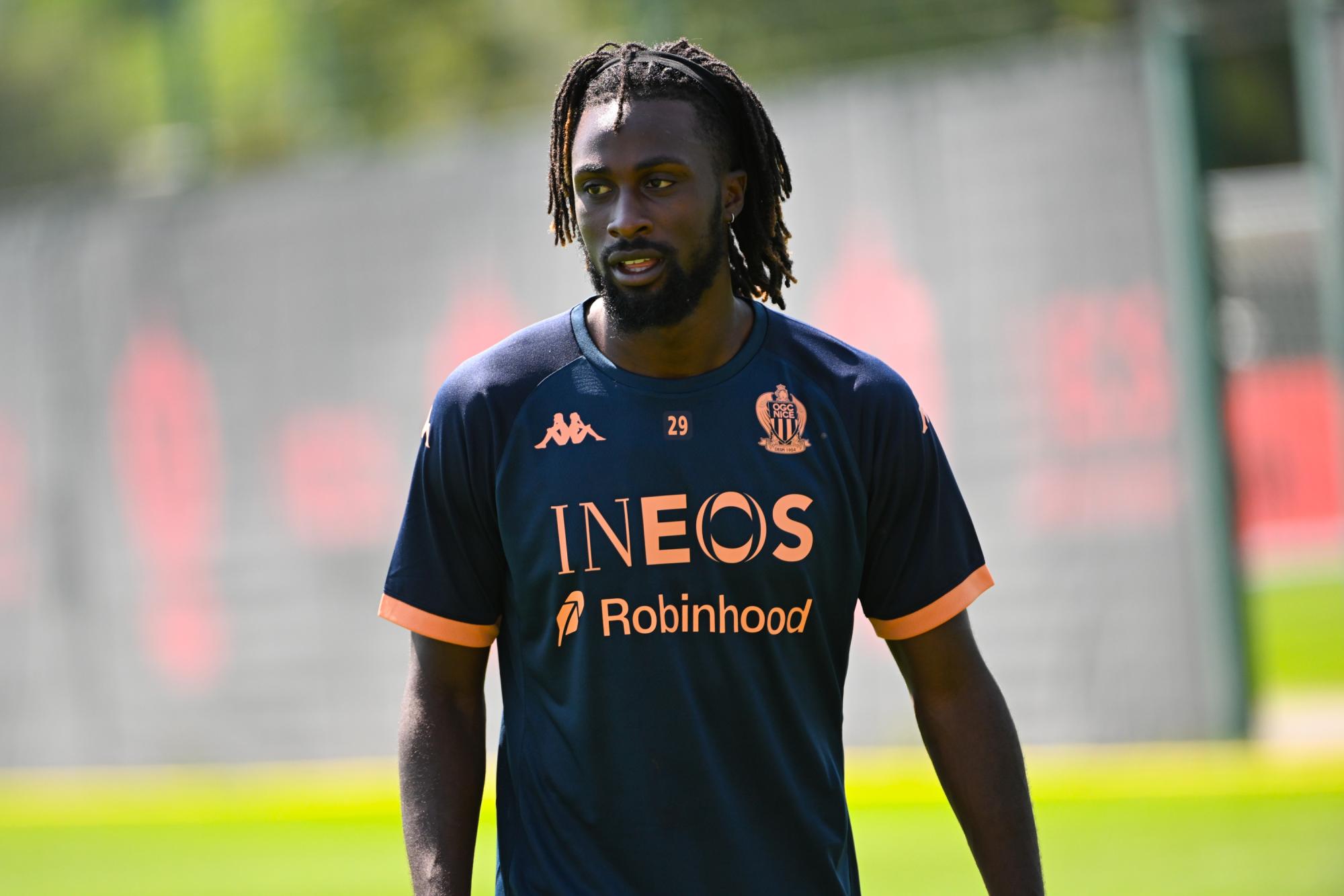 Sur le départ, Evann Guessand devrait manquer la rencontre aller contre le Benfica à cause d'une blessure