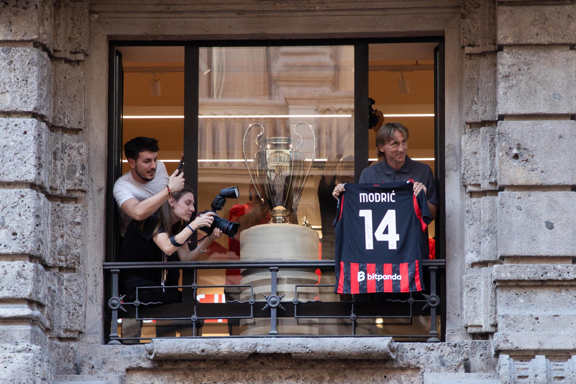 Luka Modri s'offre un bain de foule pour son premier jour à Milan