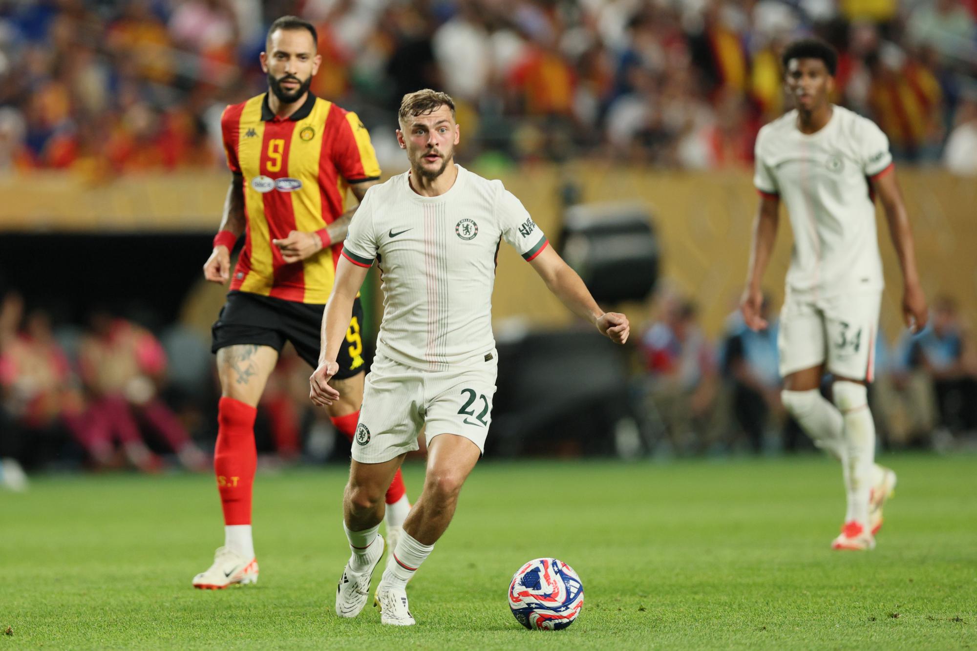 Embourbé à Chelsea, Kiernan Dewsbury-Hall file à Everton