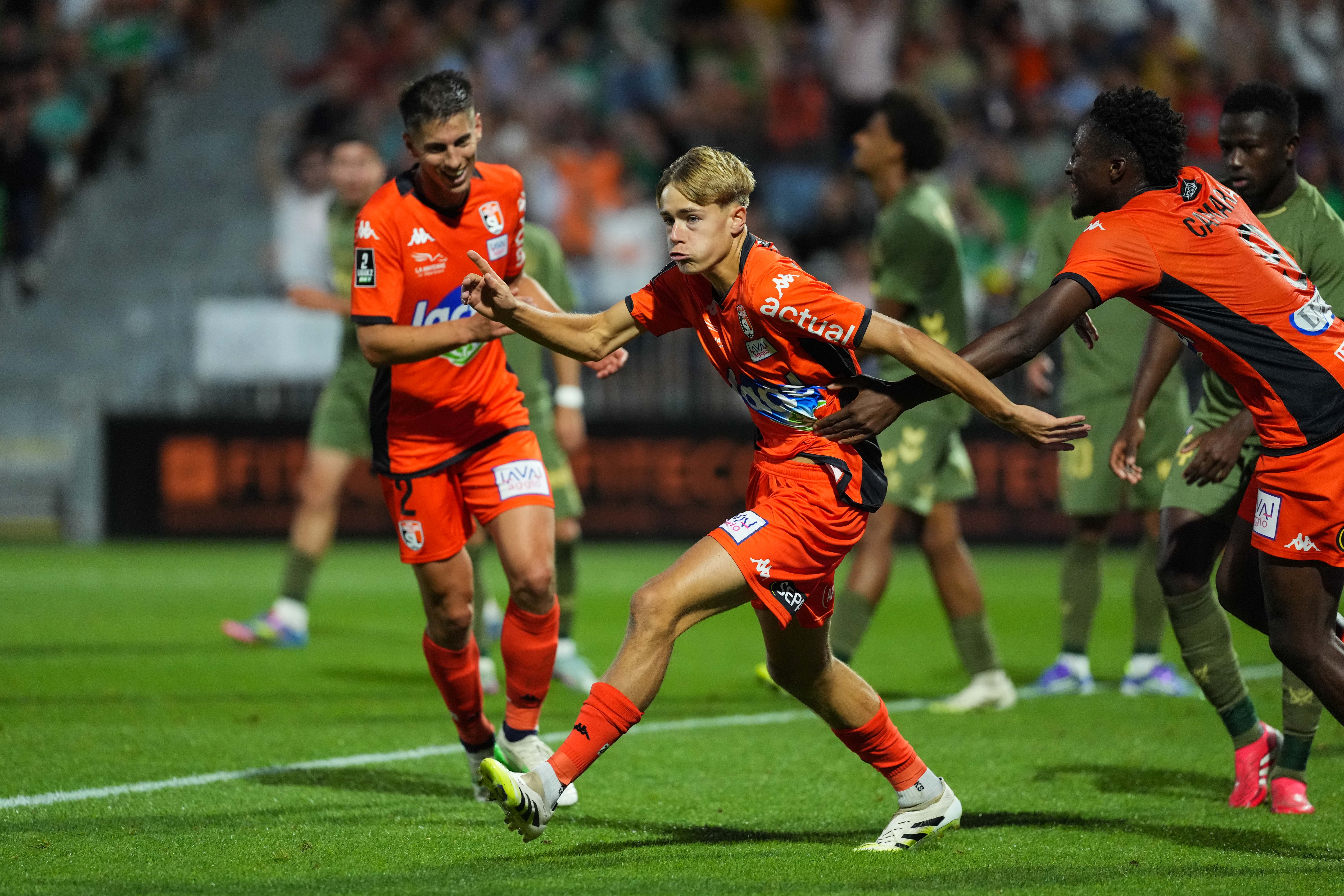 Ligue 2 : Pau premier leader de la saison, belle bagarre et match nul entre Laval et l'AS Saint-Étienne