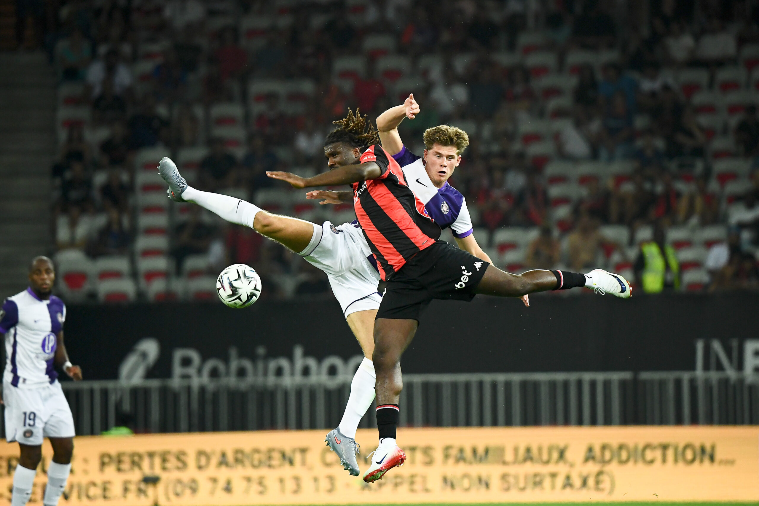 En Ligue 1, Djibril Sidibé et Toulouse surprennent 1-0 les Niçois en toute fin de match