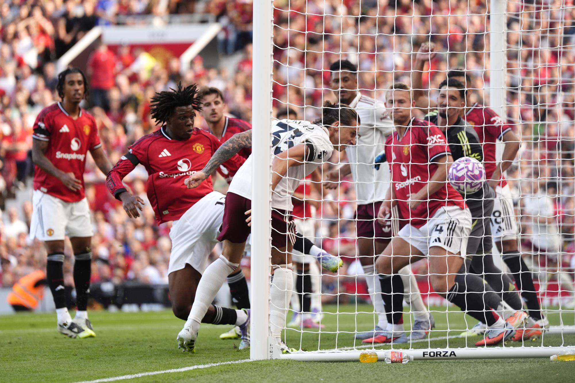 Premier League : Arsenal s'impose à Manchester United sur la plus courte des marges et dégoûte les Reds Devils