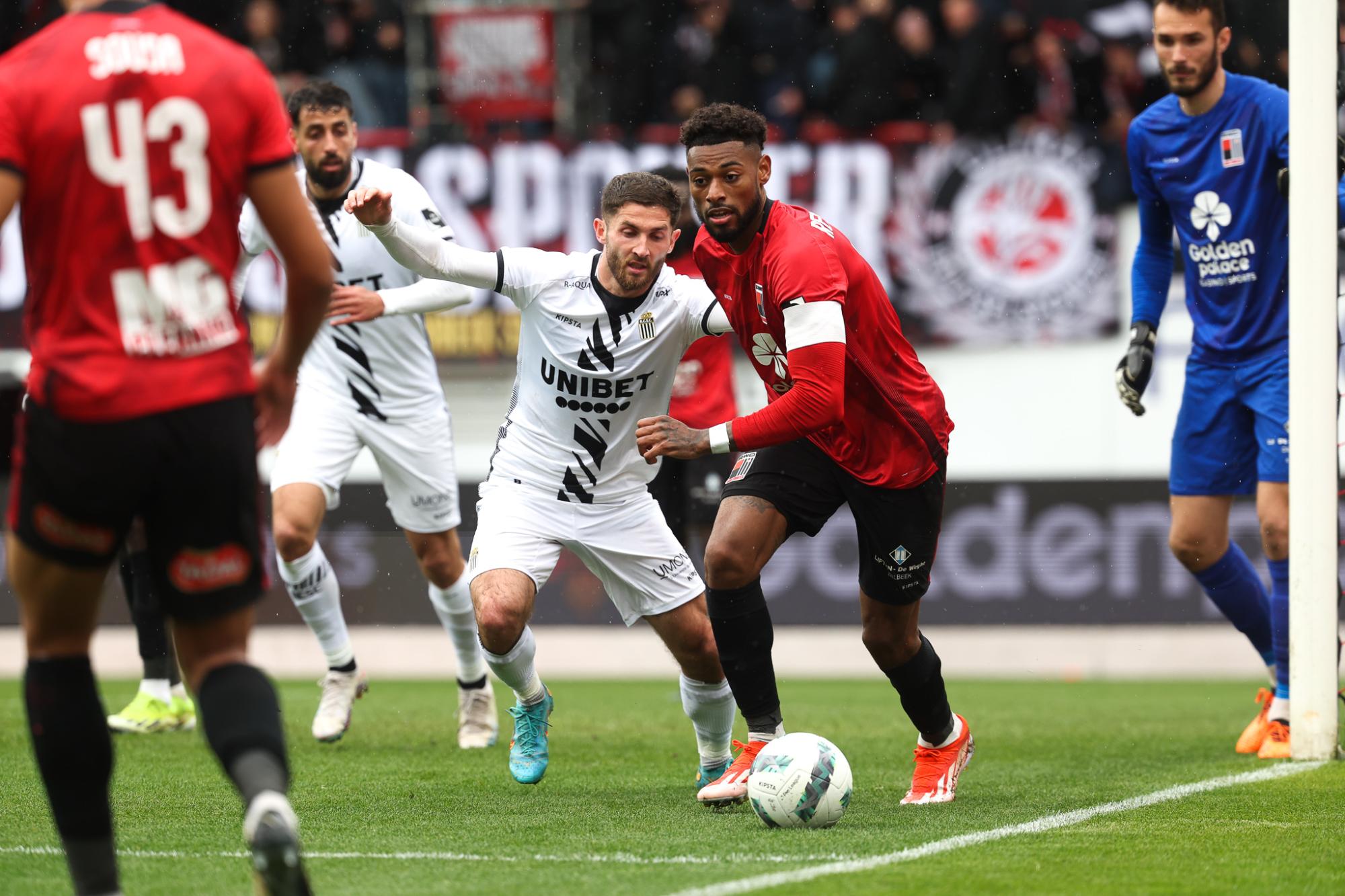 Après la grave blessure au genou de Jeff Reine-Adélaïde, le club d'Heracles rend hommage à son joueur