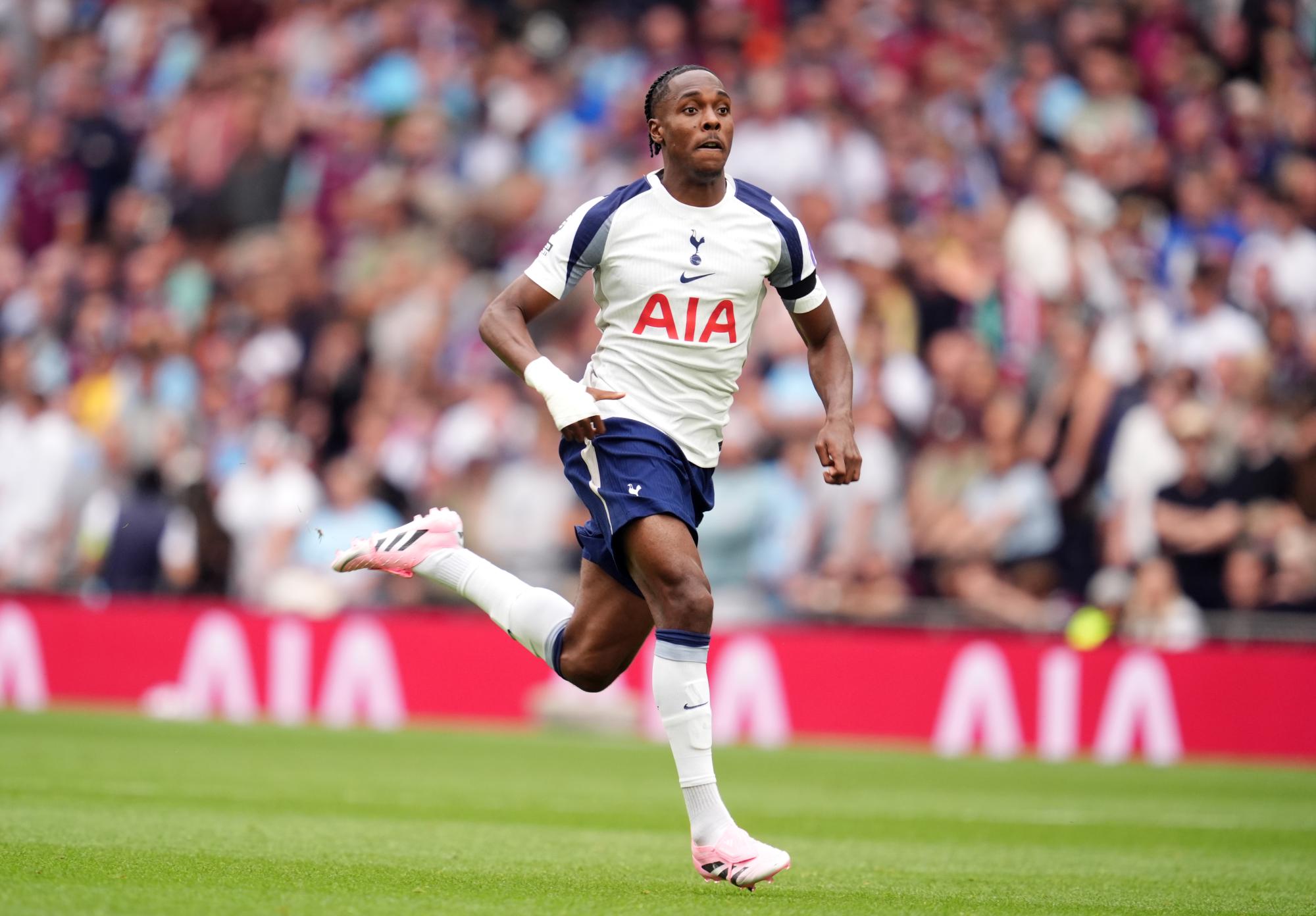 PSG-Tottenham : Mathys Tel sort du silence après avoir été victime de racisme