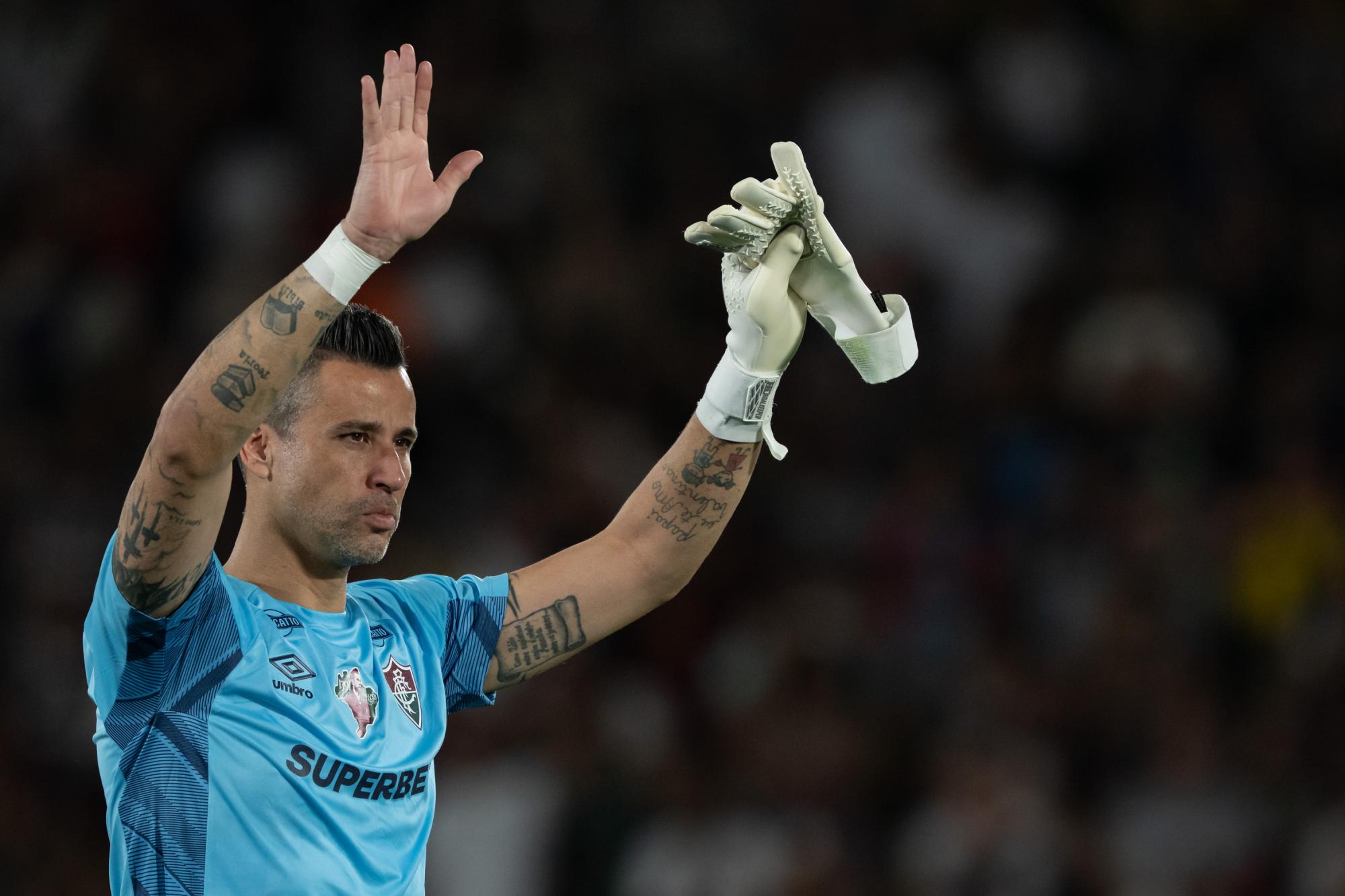 Avec 1391 matchs, Fabio (Fluminense) devient le joueur le plus capé de l'histoire devant Peter Shilton