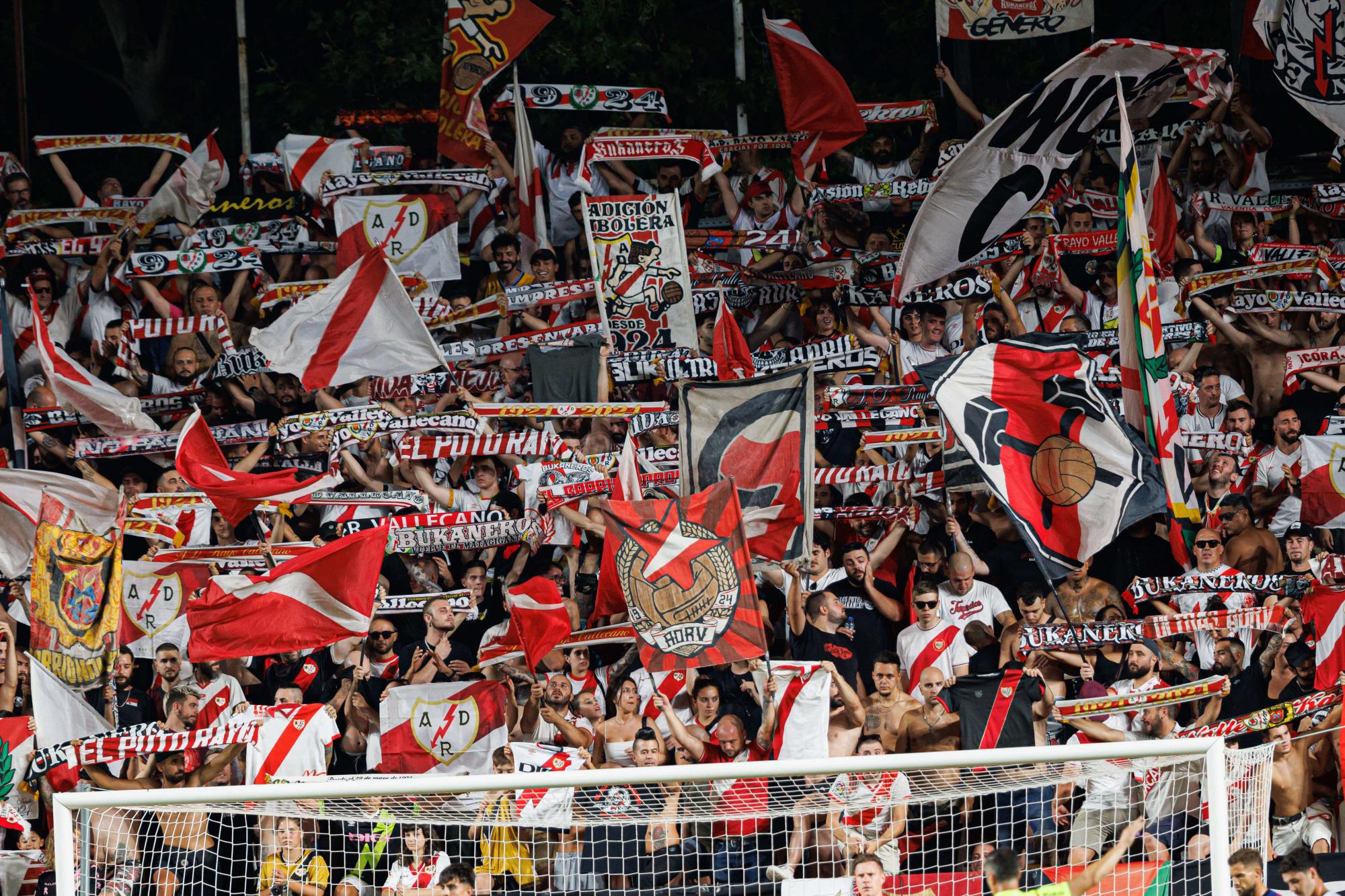 Seul supporter du Rayo Vallecano présent pour la Coupe d'Europe, il loupe la majorité du match après une chute en tribune