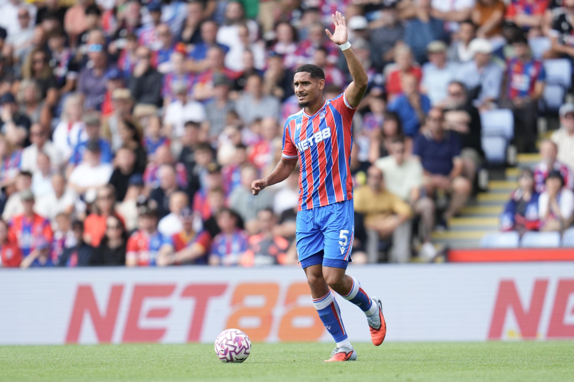 Maxence Lacroix régale 800 supporters de Crystal Palace en leur payant un coup