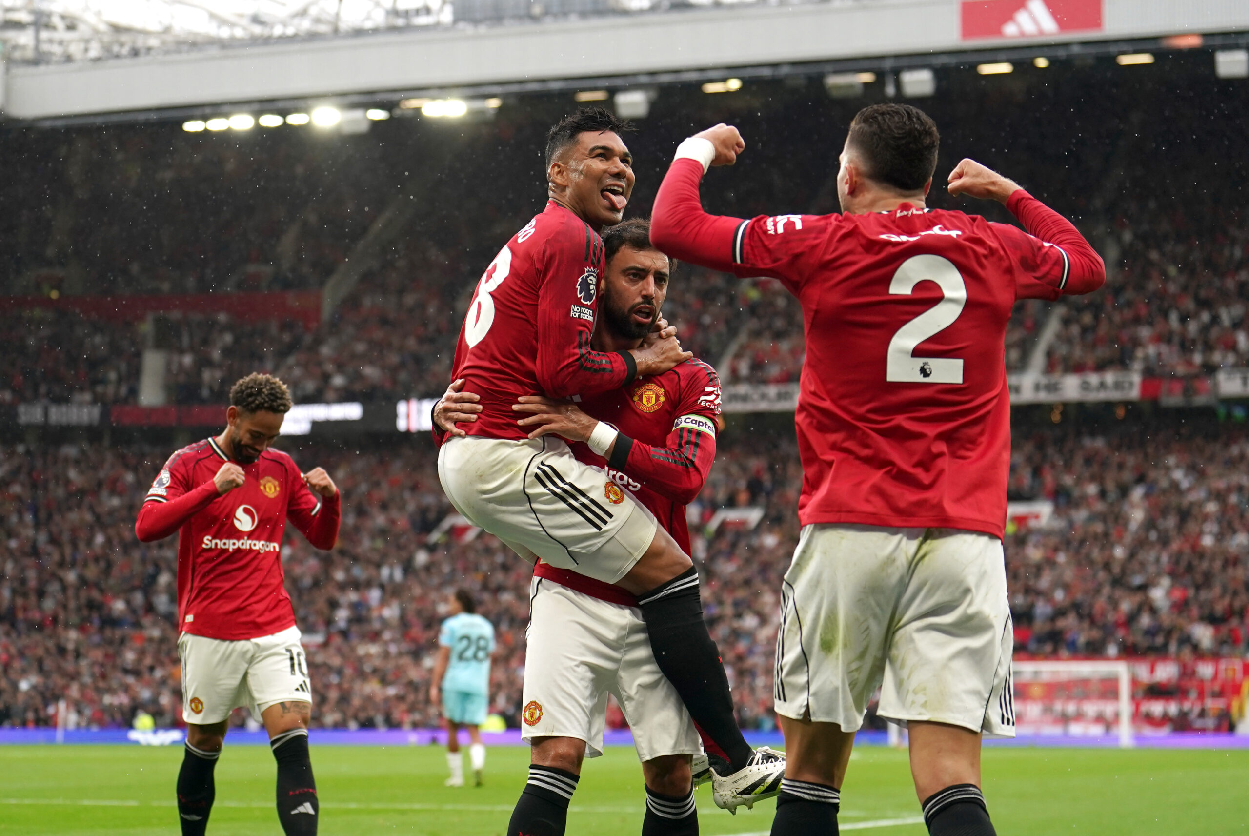 Premier League : Manchester United gagne enfin un match de football, première défaite pour Tottenham
