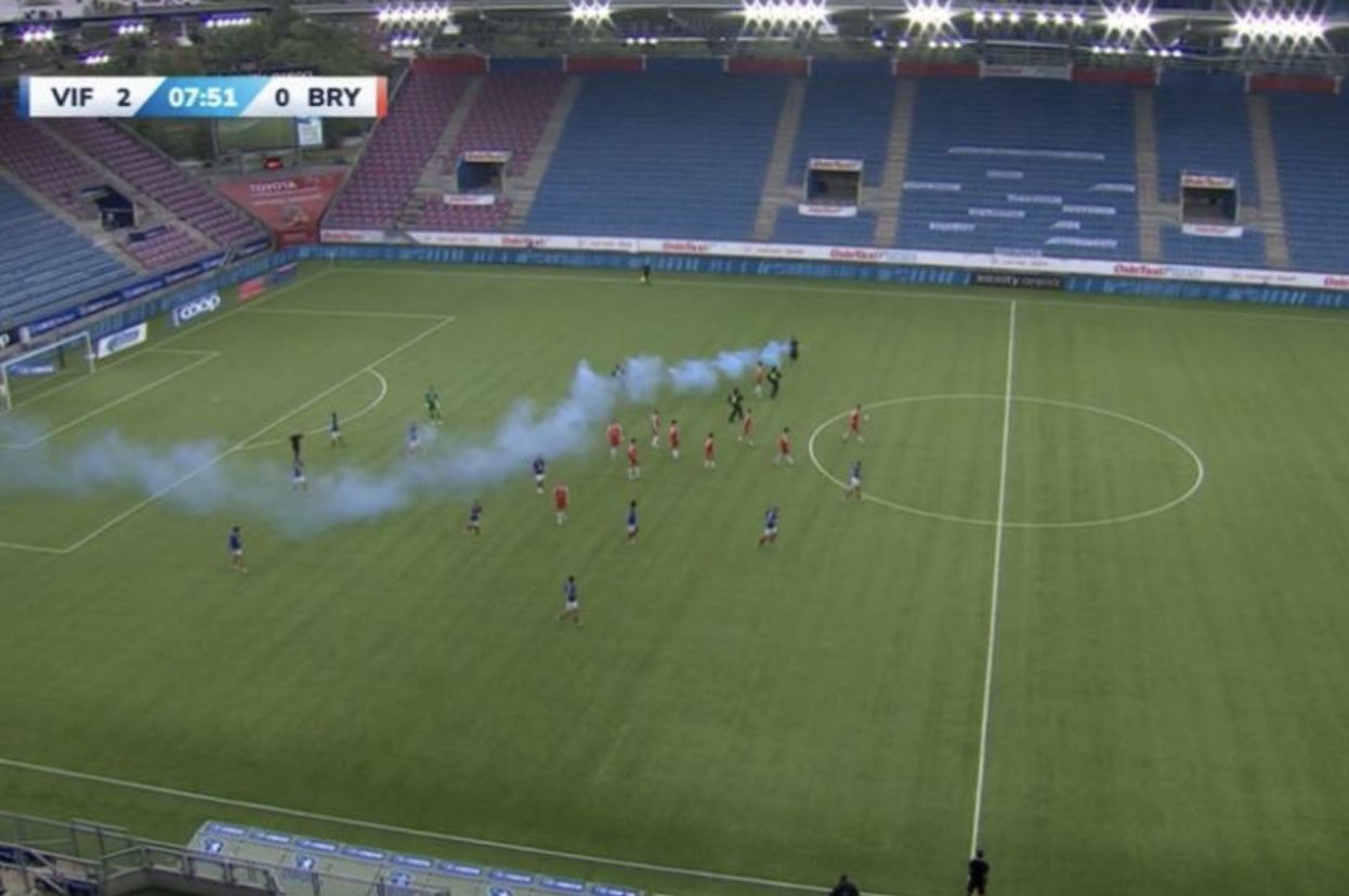 Un spectateur s'introduit sur la pelouse d'un match à huis clos en Norvège