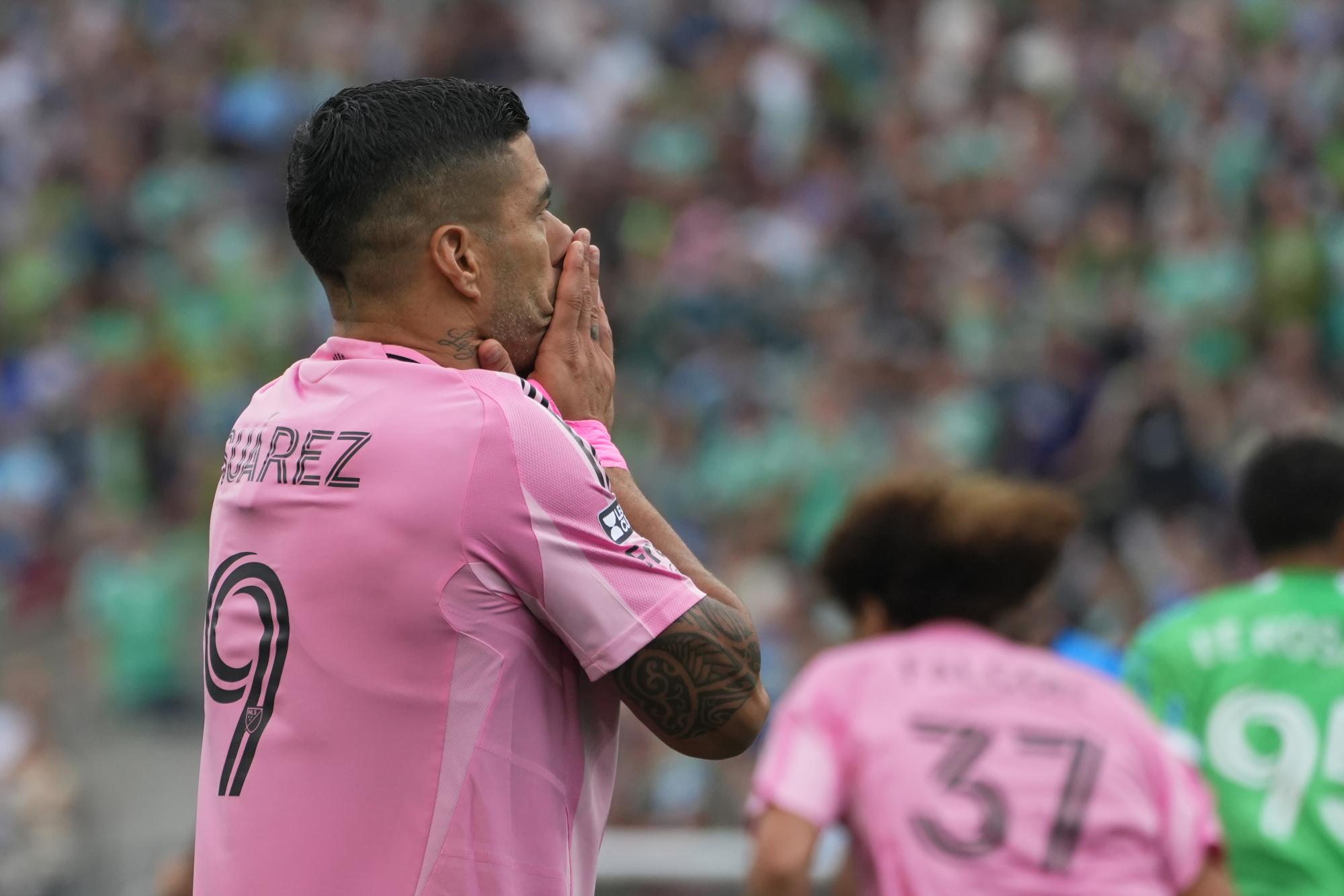 Luis Suárez crache sur un adjoint des Seattle Sounders