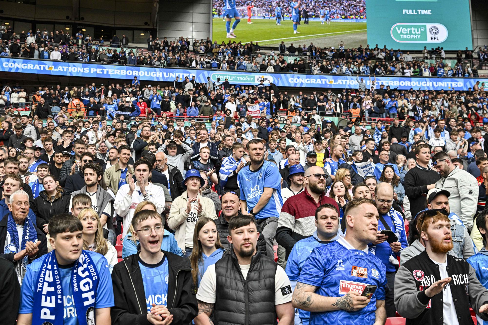Des proches d'un supporter de Birmingham décédé chantent contre Aston Villa à ses funérailles