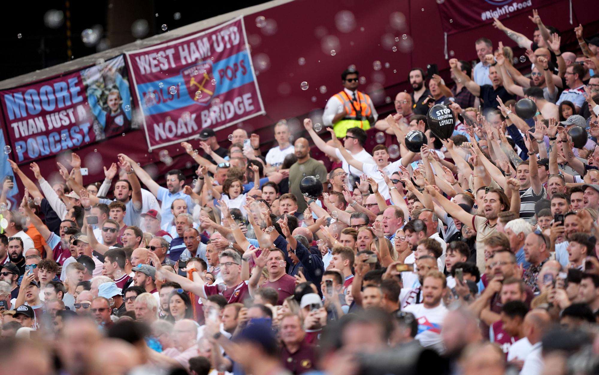 Un groupe de supporter de West Ham appelle à manifester et boycotter pour obtenir le départ de David Sullivan et Karren Brady
