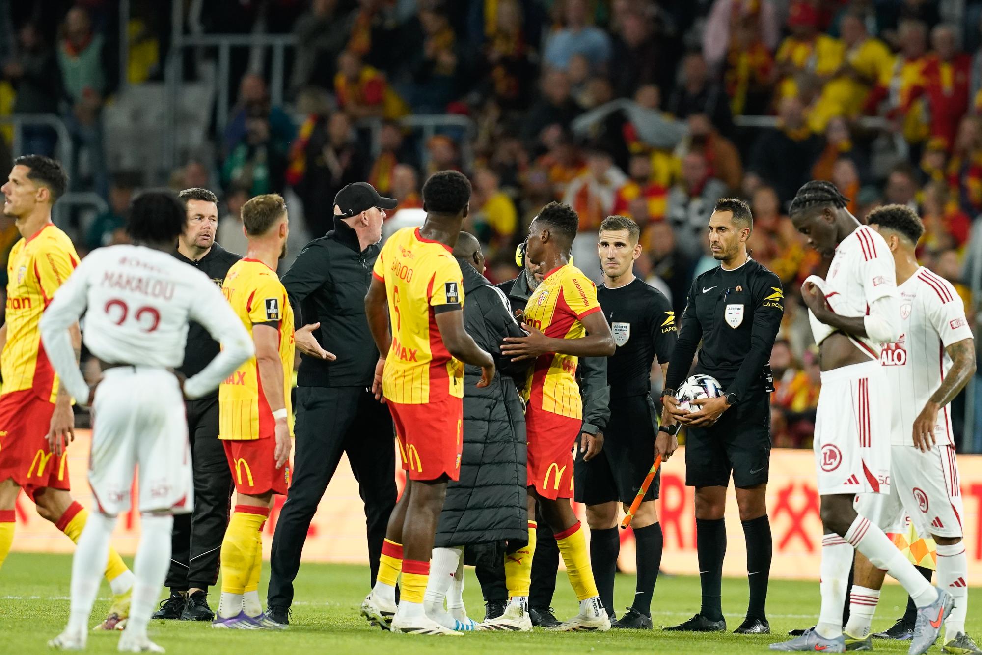 Lens-Brest, la direction de l'arbitrage de la FFF explique les expulsions de Hugo Magnetti et Eric Roy après le coup de sifflet final