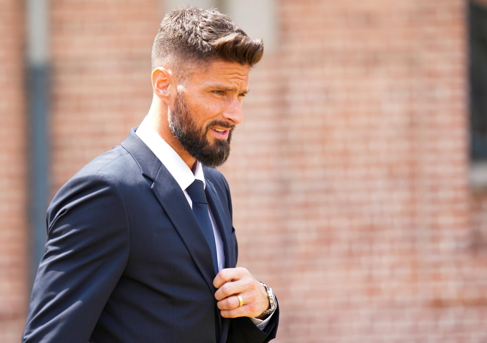 Chute du gouvernement Bayrou : Olivier Giroud à Matignon, le pied droit de Thierry Henry à l'Intérieur... Notre équipe pour redresser la France