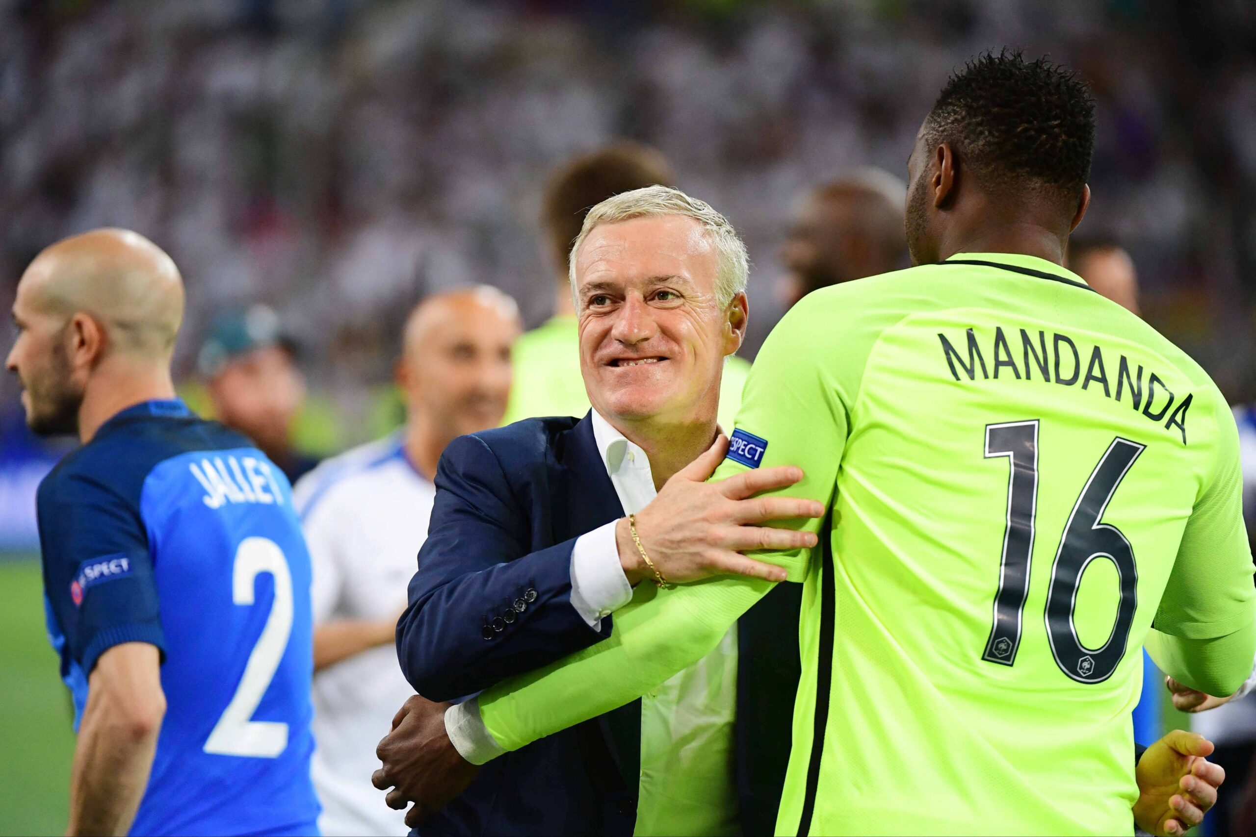 « Un vrai leader » : Didier Deschamps, Franck Raviot et Le Havre réagissent à la retraite du gardien Steve Mandanda
