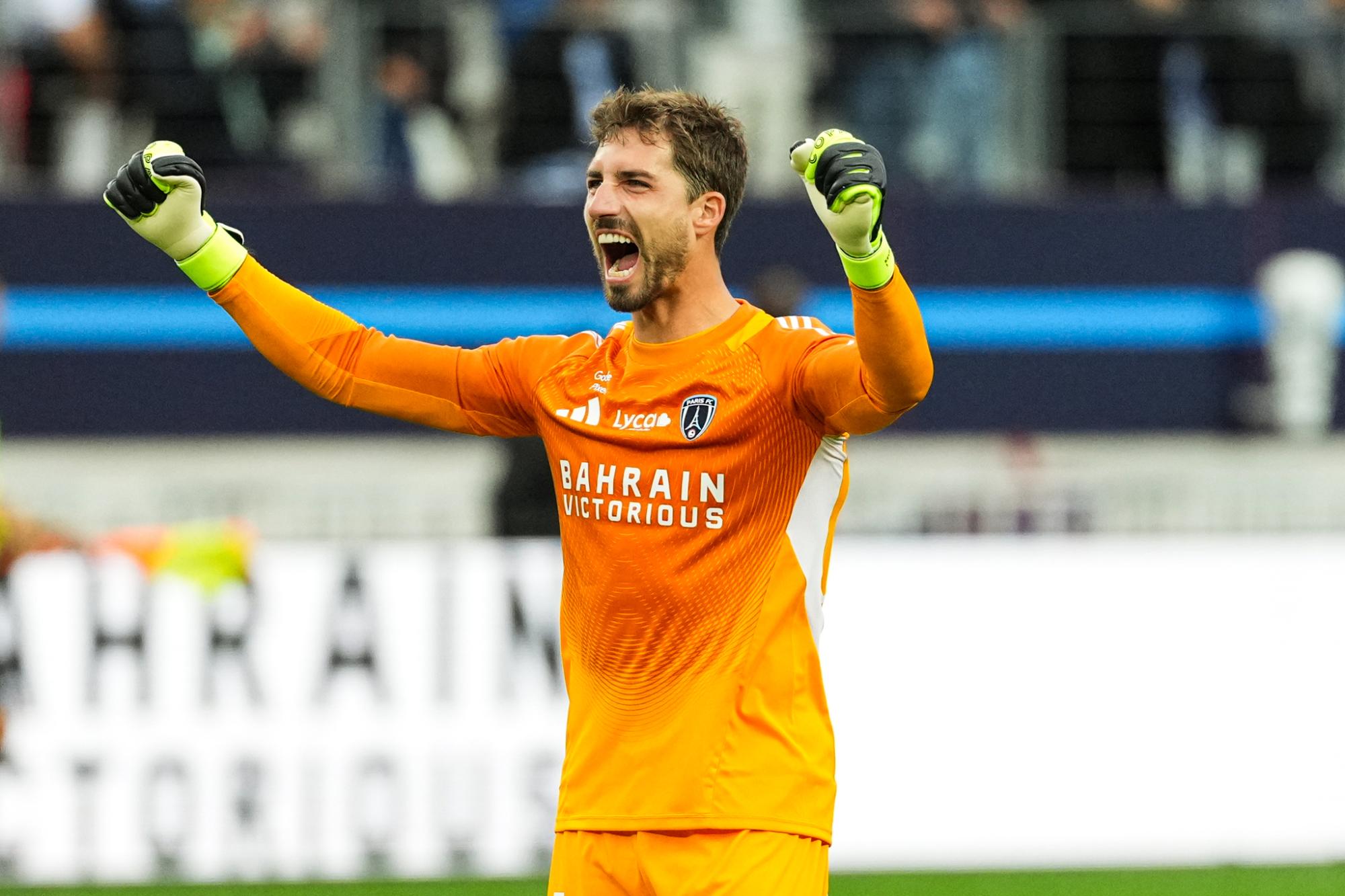 Au Paris FC, Kevin Trapp traduit les consignes en portugais pour Otávio