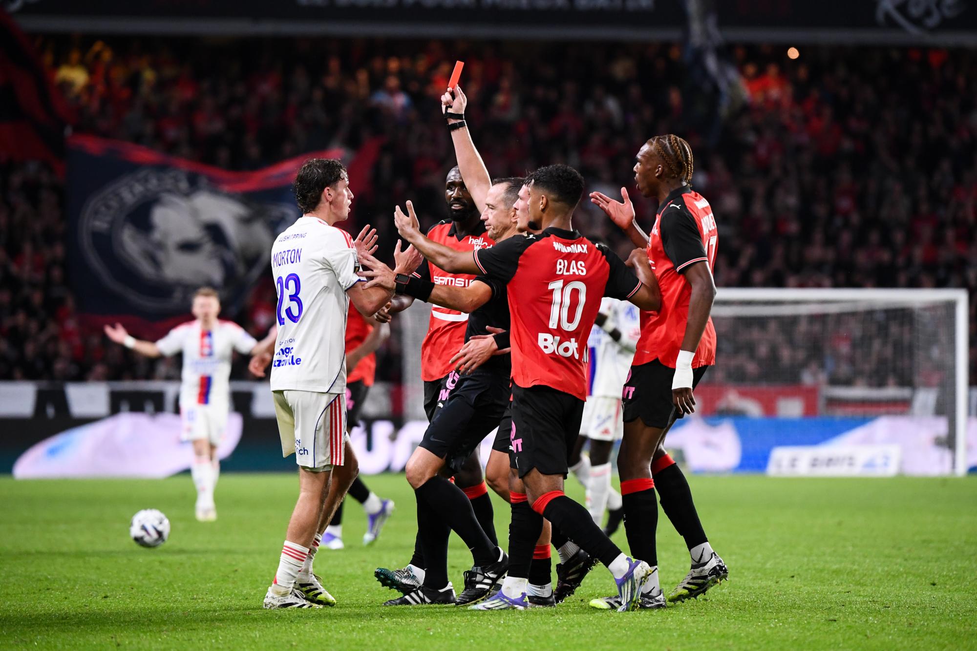 Ligue 1 : Clinton Mata ne digère pas le carton rouge de Tyler Morton lors de la défaite de Lyon à Rennes