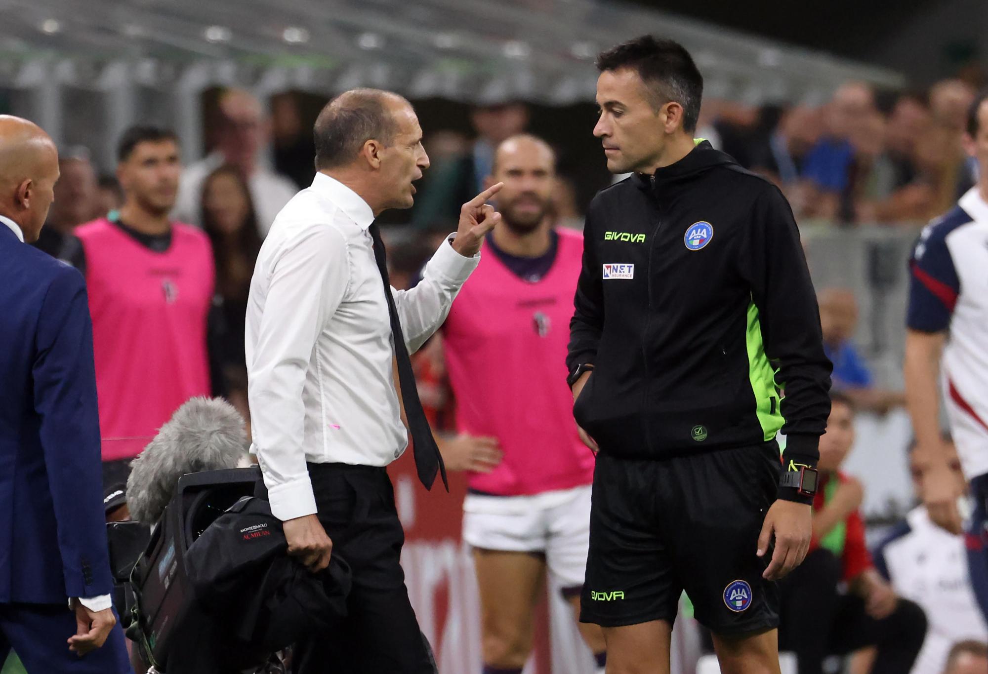 L'entraîneur de l'AC Milan Massimiliano Allegri fait tomber la veste et pète un câble contre Bologne