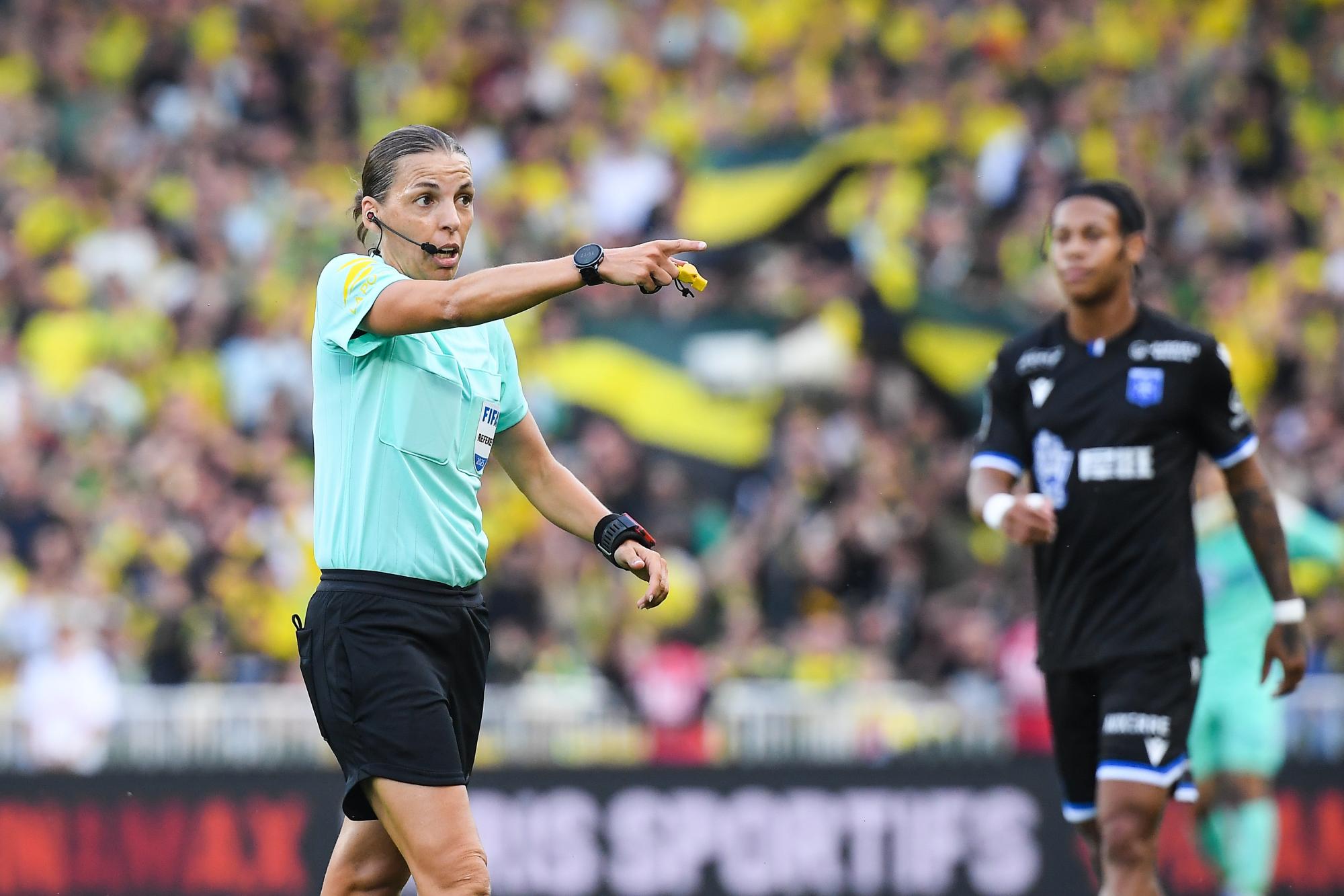 Arbitrage : Stéphanie Frappart au purgatoire, après son explication concernant la faute sur Merah lors de Rennes-Lyon