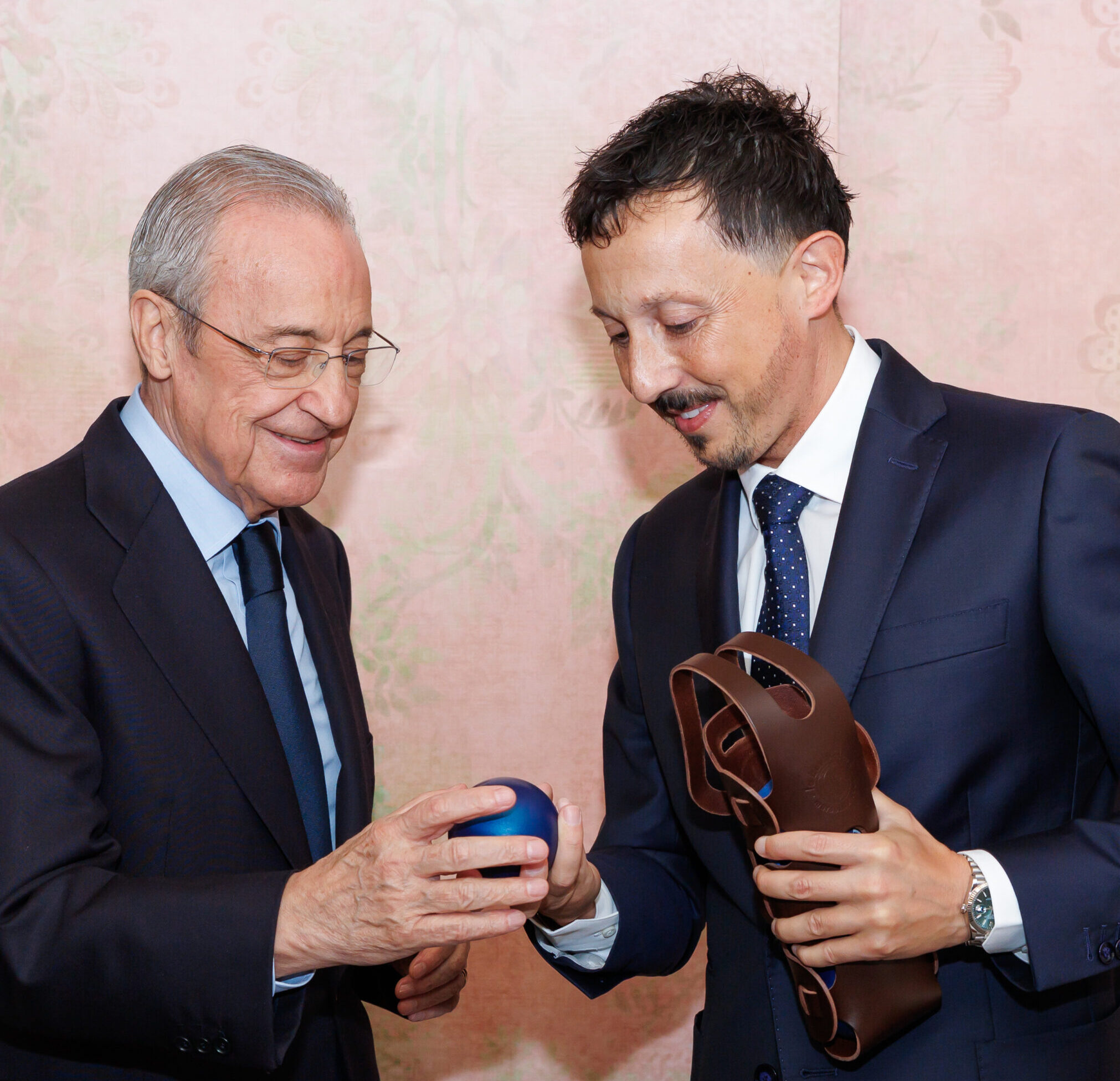 Olympique de Marseille : Pablo Longoria a offert des boules de pétanques à Florentino Pérez