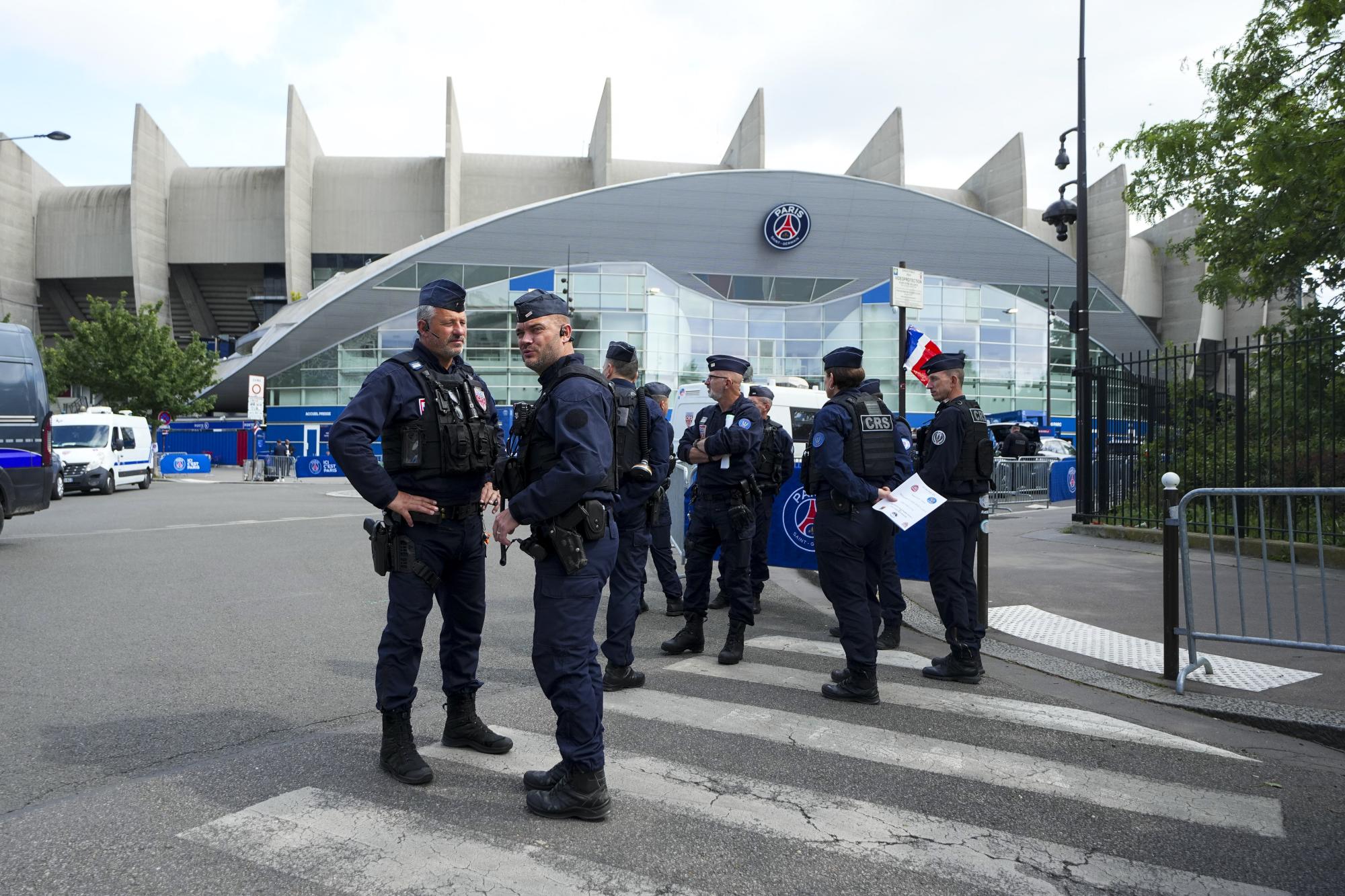 Pour les hooligans, le match PSG-Atalanta a commencé mardi soir dans les rues de Paris