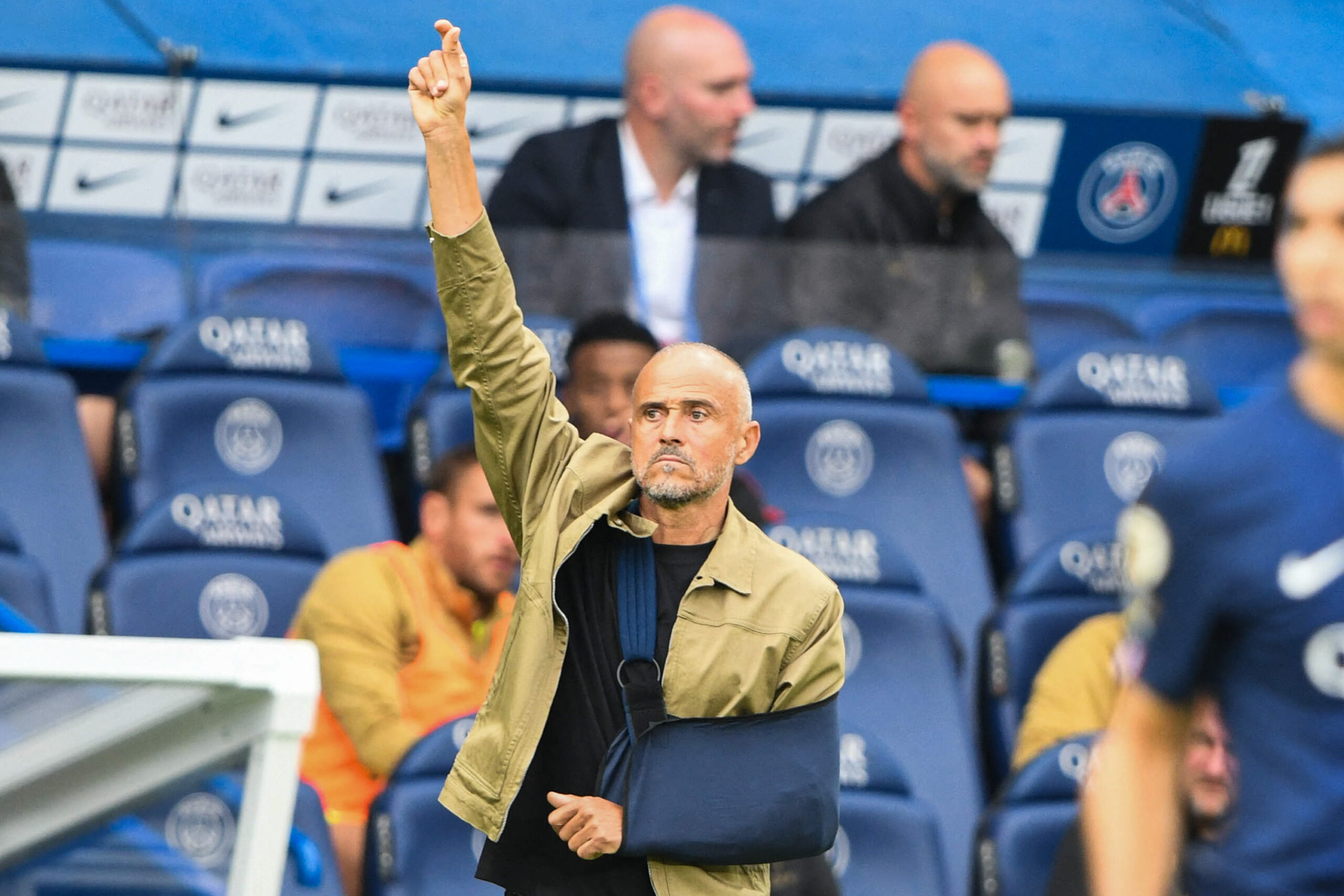 Pourquoi Luis Enrique entraîne-t-il depuis les tribunes ?