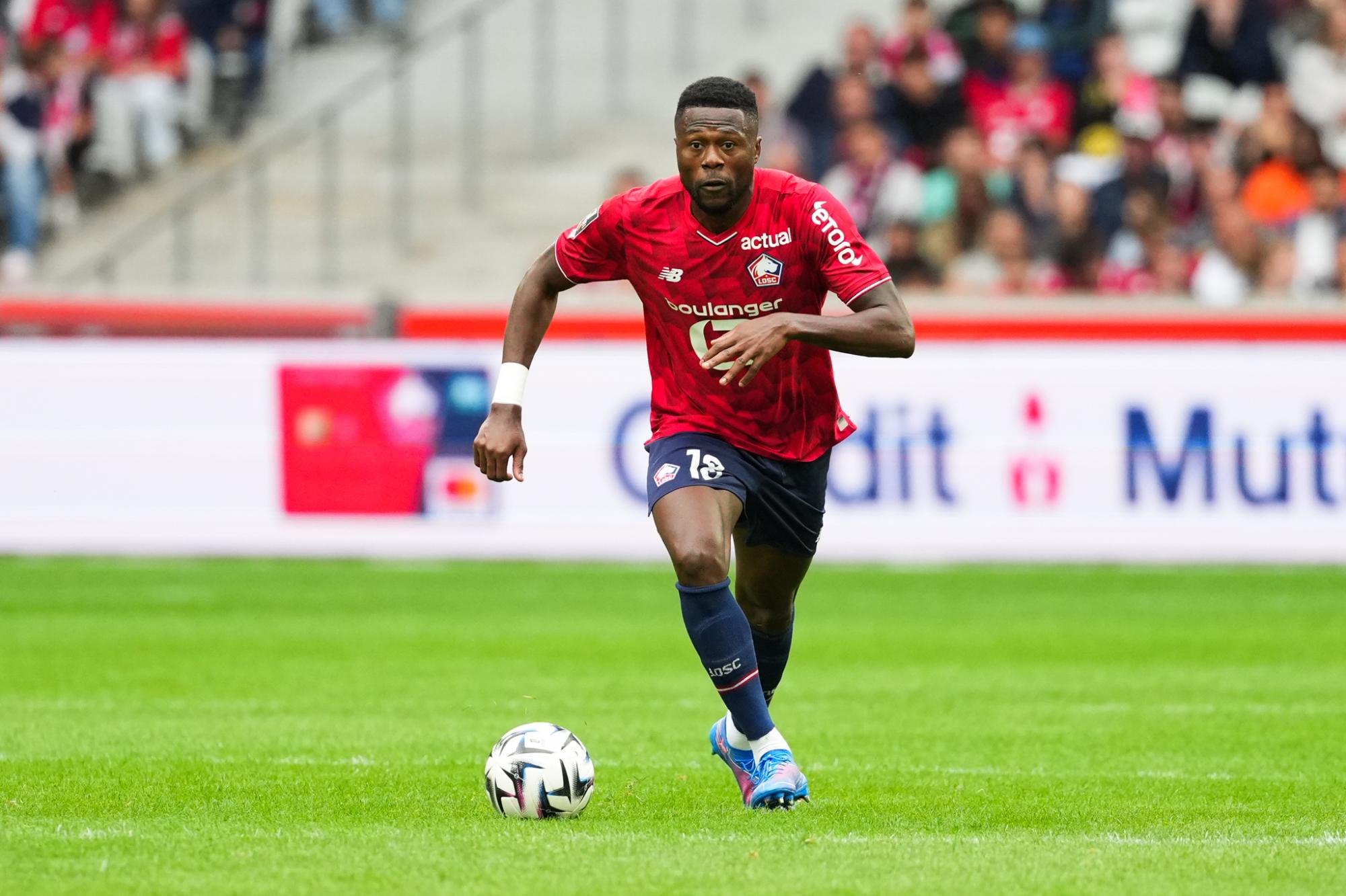Mbemba a attaqué l'OM et Longoria en justice
