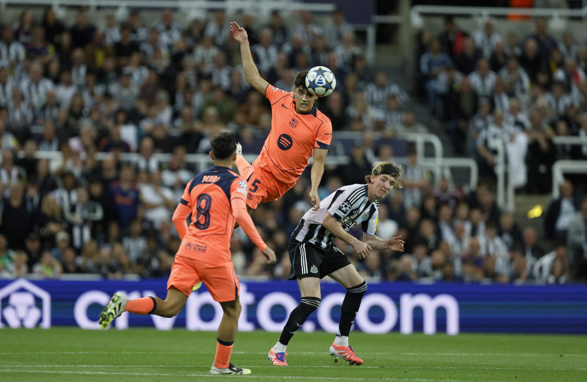 Le joueur de Newcastle Anthony Gordon juge le FC Barcelone meilleur que les équipes de Premier League