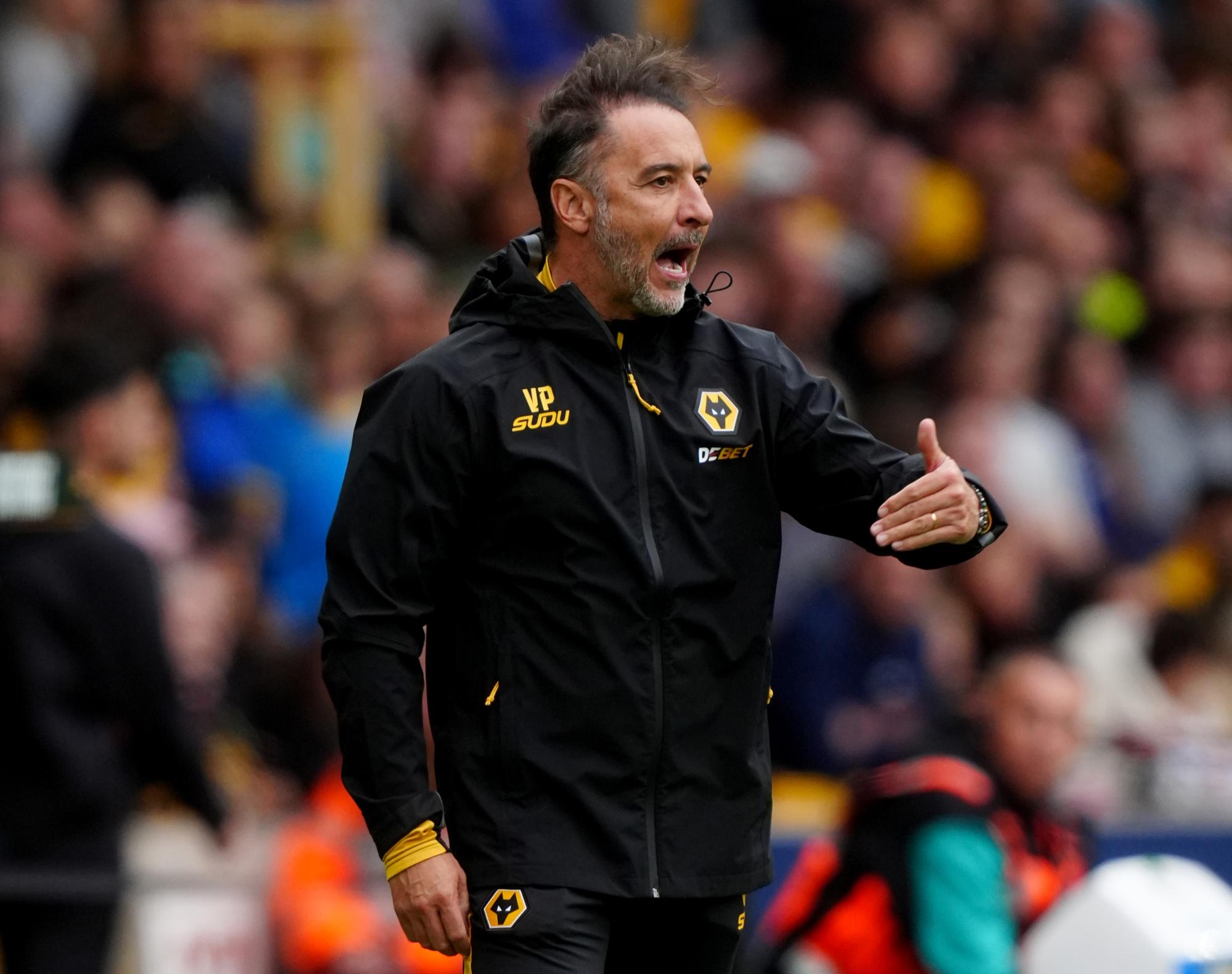 Dernier après quatre défaites en Premier League, l'entraîneur de Wolverhampton signe une prolongation de contrat