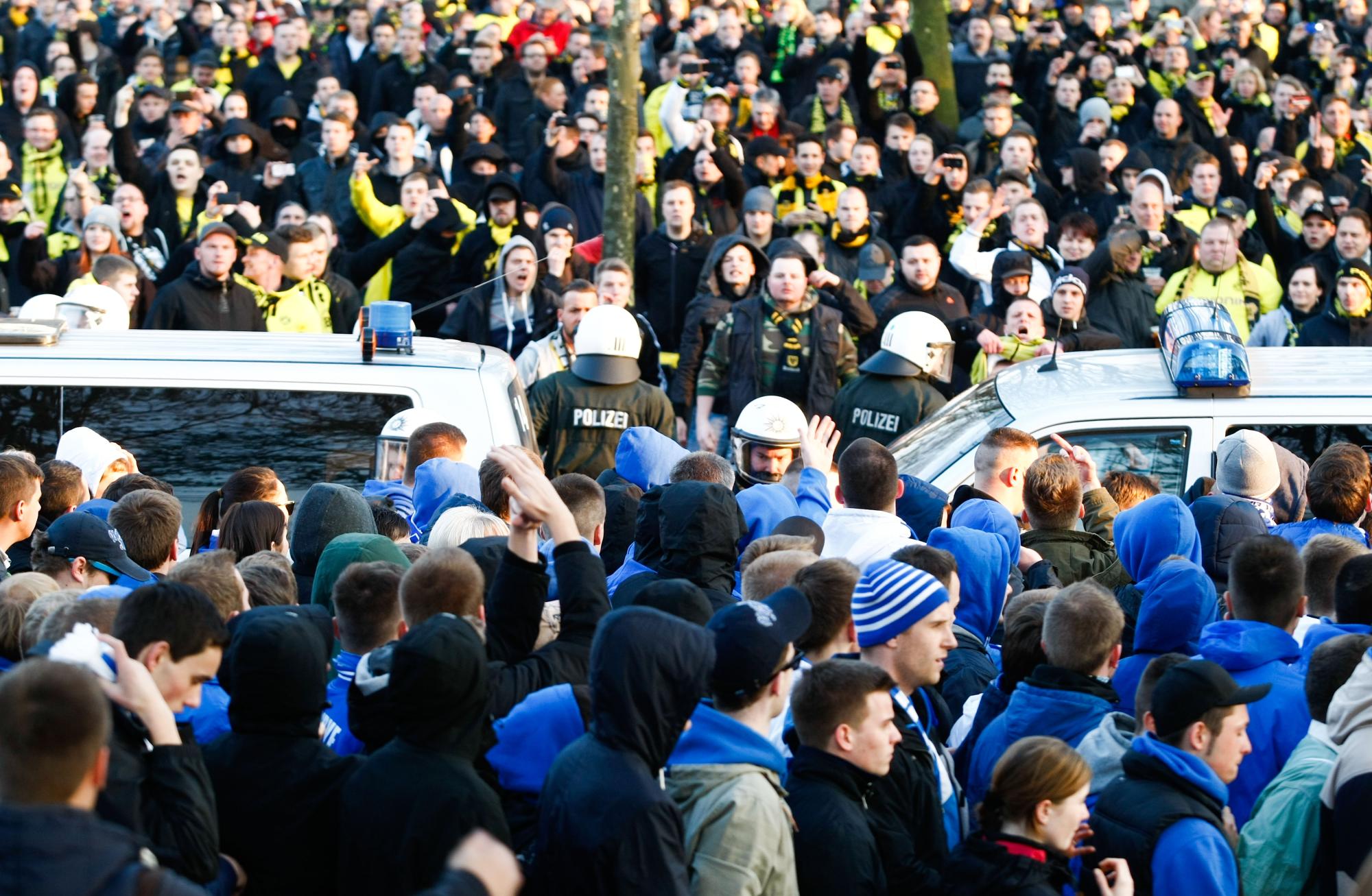 Des supporters de Schalke 04 et de Dortmund se battent en forêt, près de 400 personnes impliquées