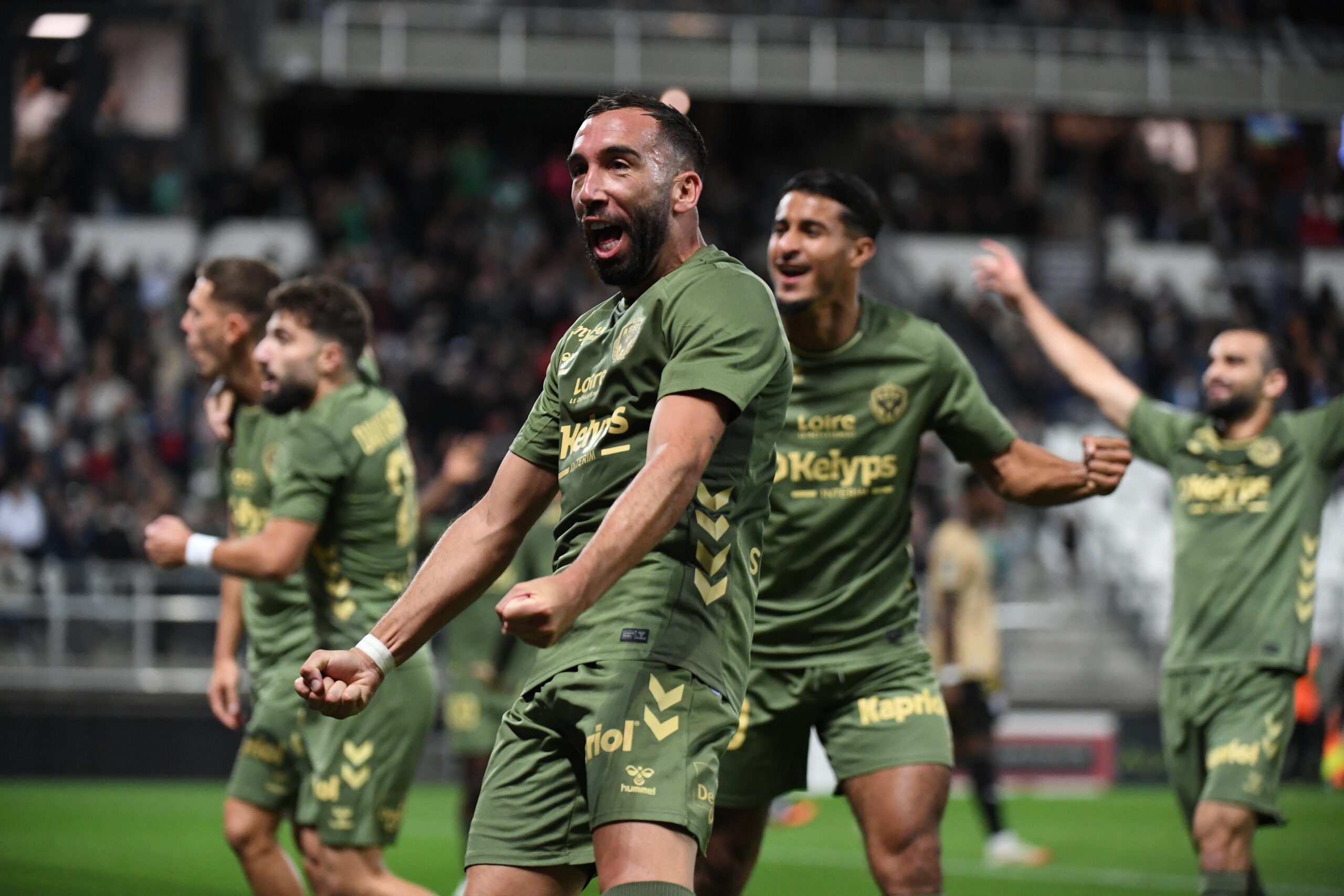 En Ligue 2, Saint-Étienne conserve sa place de leader, Messi buteur avec Pau, Bastia toujours pas vainqueur