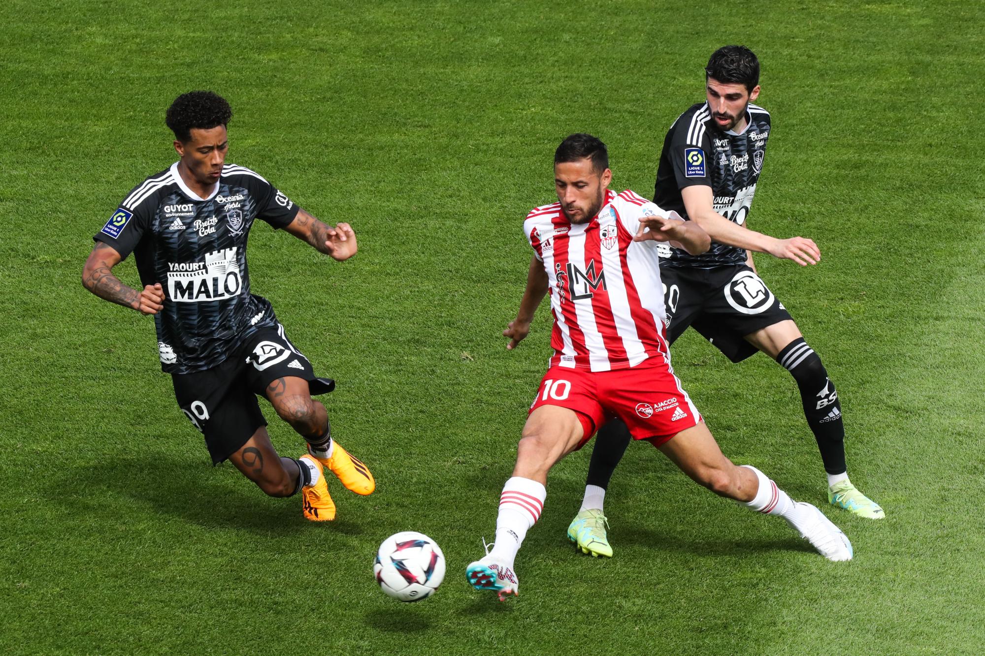 L'AC Ajaccio écrit à la FIFA pour rapporter l'escroquerie de Youcef Belaïli