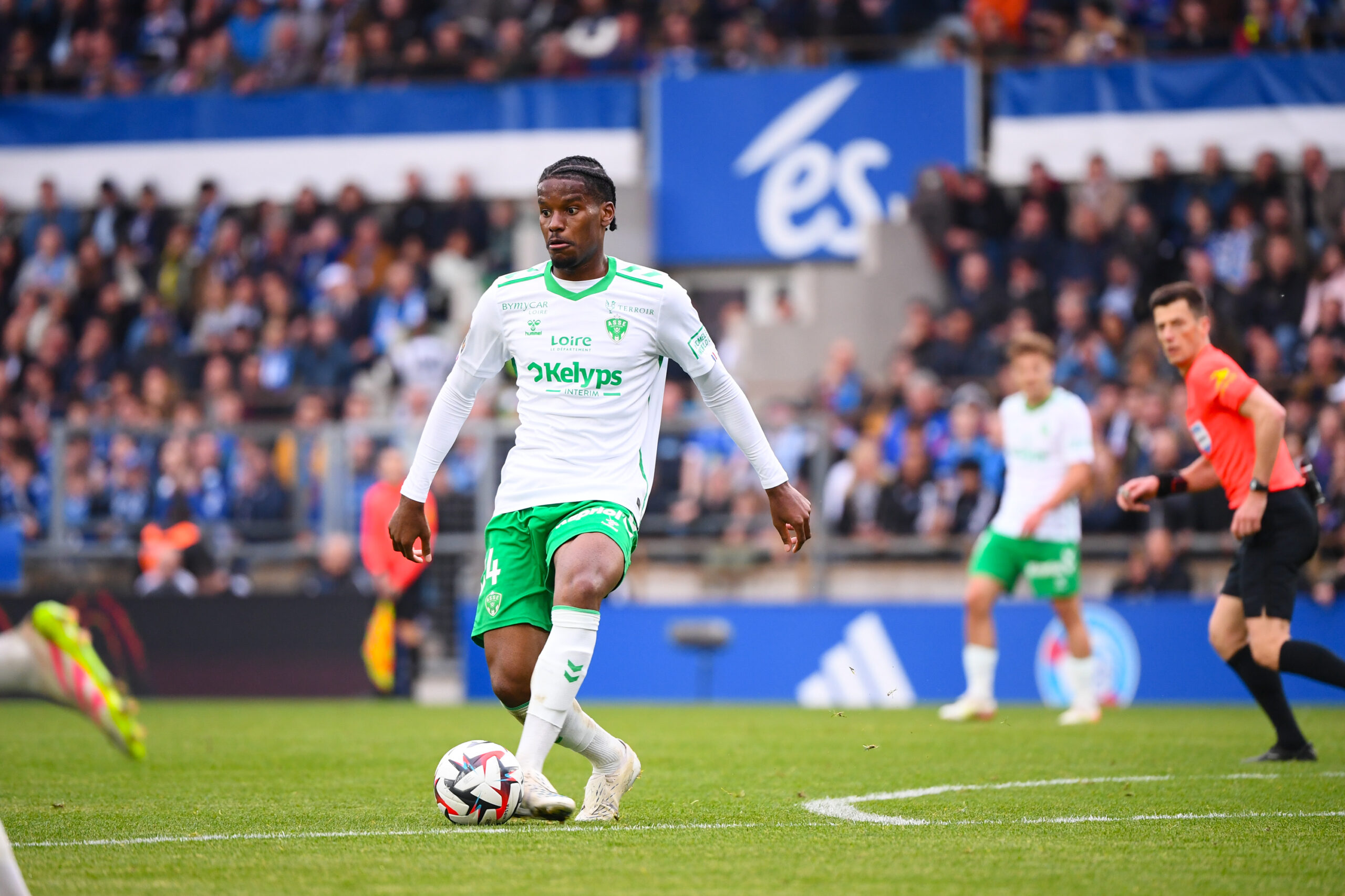 Pierre Ekwah, milieu de terrain de Saint-Étienne, rompt son contrat avec le club de Ligue 2