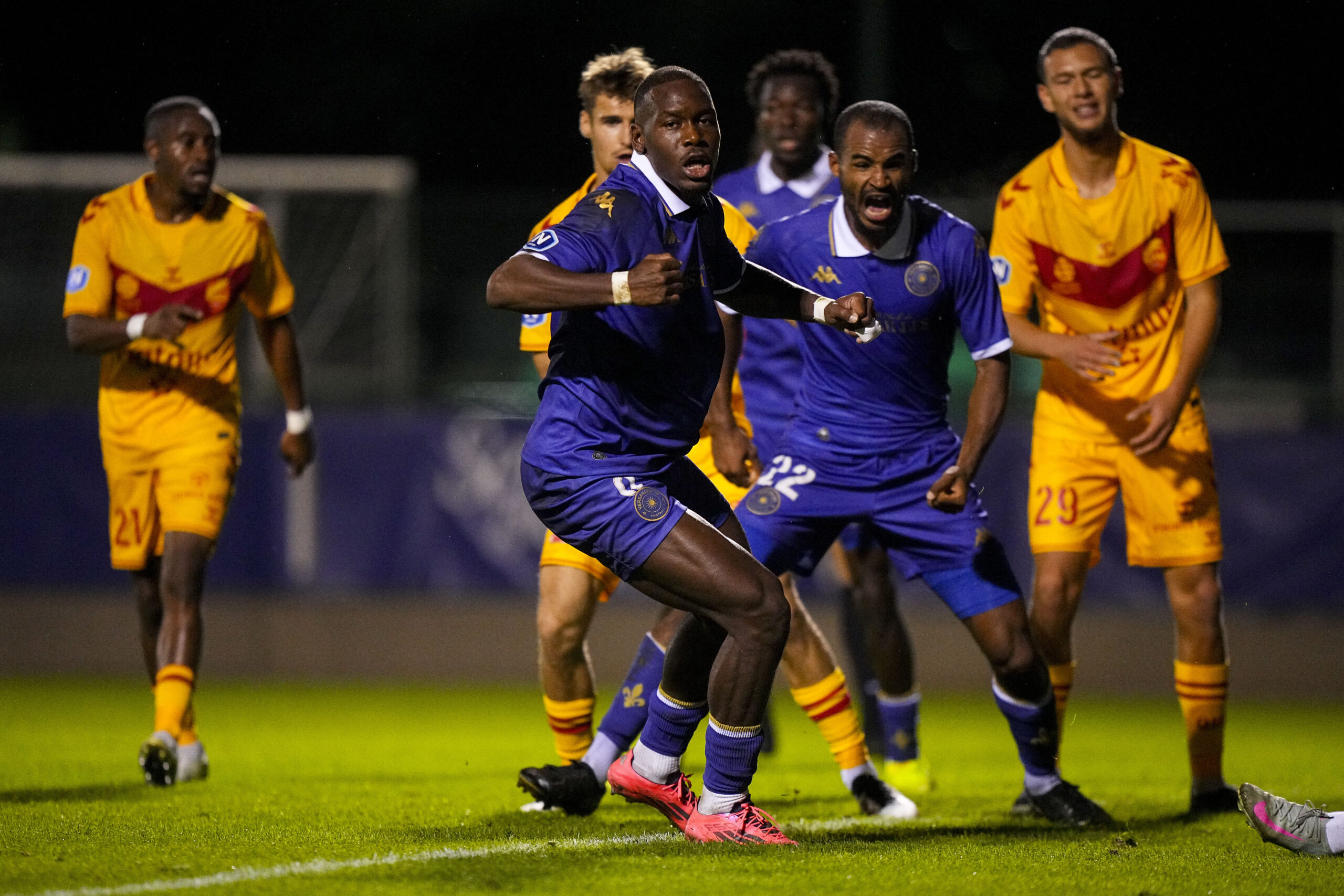 En National, le FC Rouen reste leader, le FC Versailles laisse le podium à Dijon et Châteauroux renverse Caen