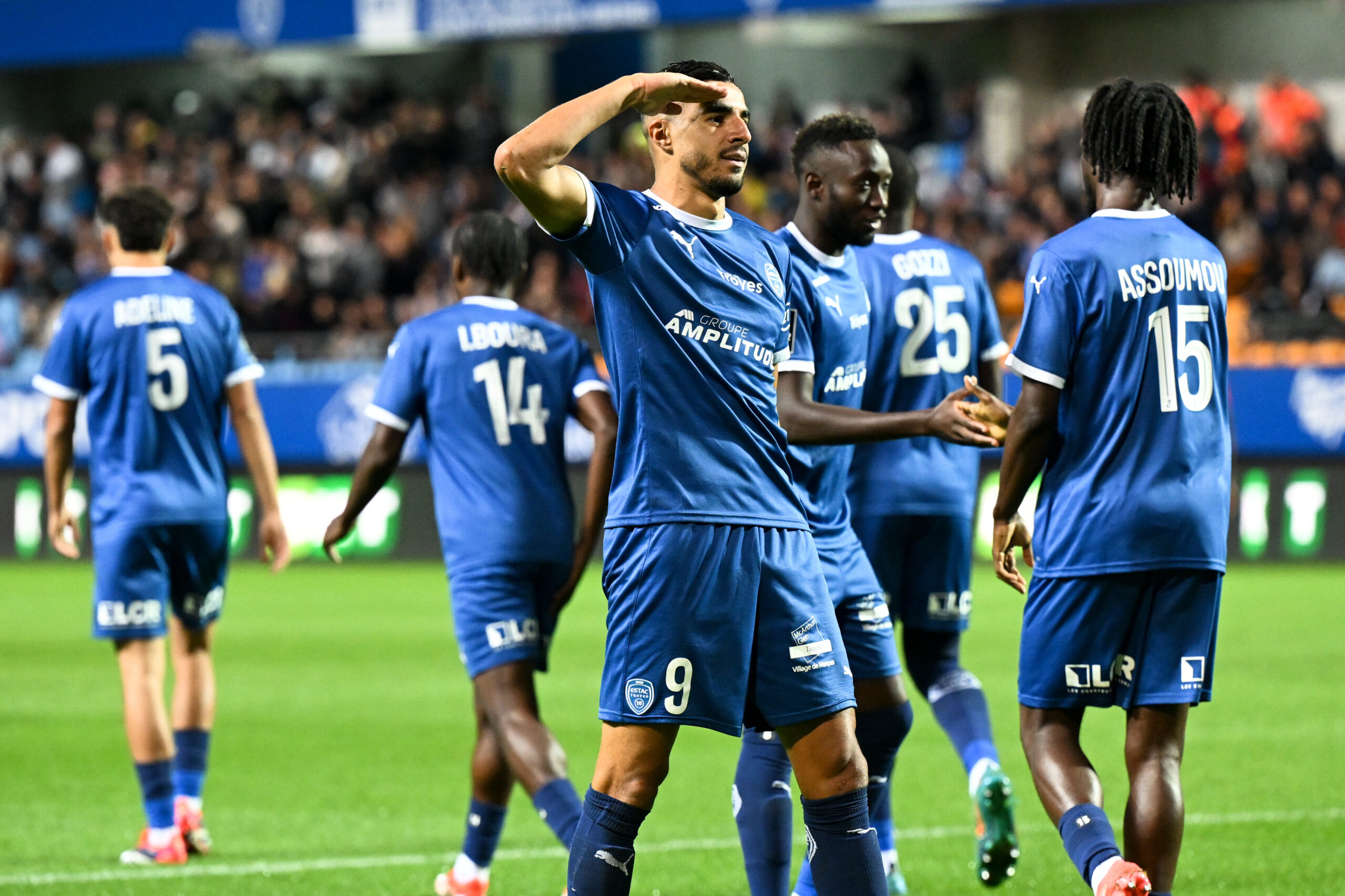 En Ligue 2, Troyes passe provisoirement leader dans une soirée à peu de buts, Clermont se fait reprendre par Le Mans, Bastia toujours muet
