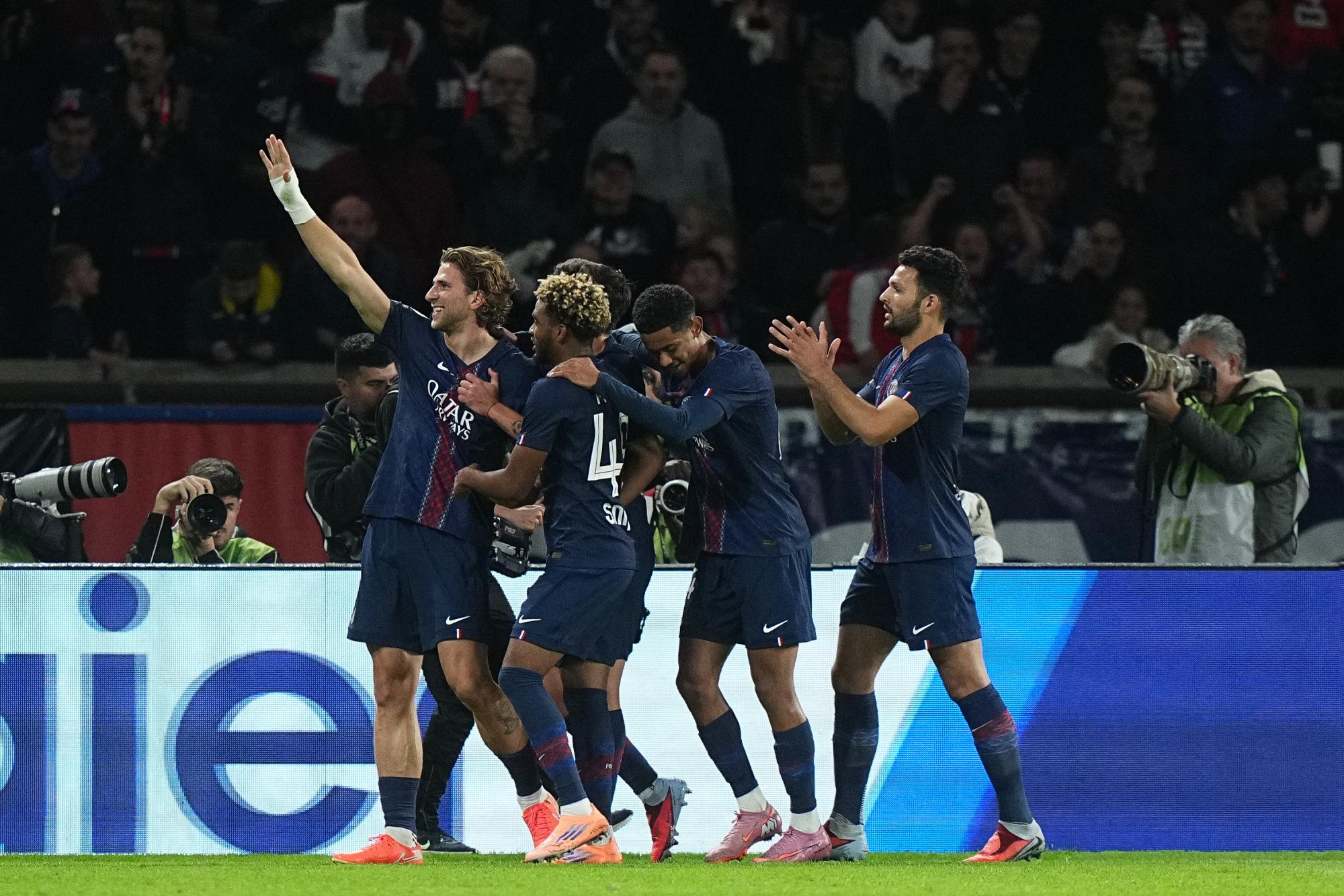Le Paris Saint-Germain domine Auxerre, mais perd potentiellement Vitinha et Kvaratskhelia avant Barcelone