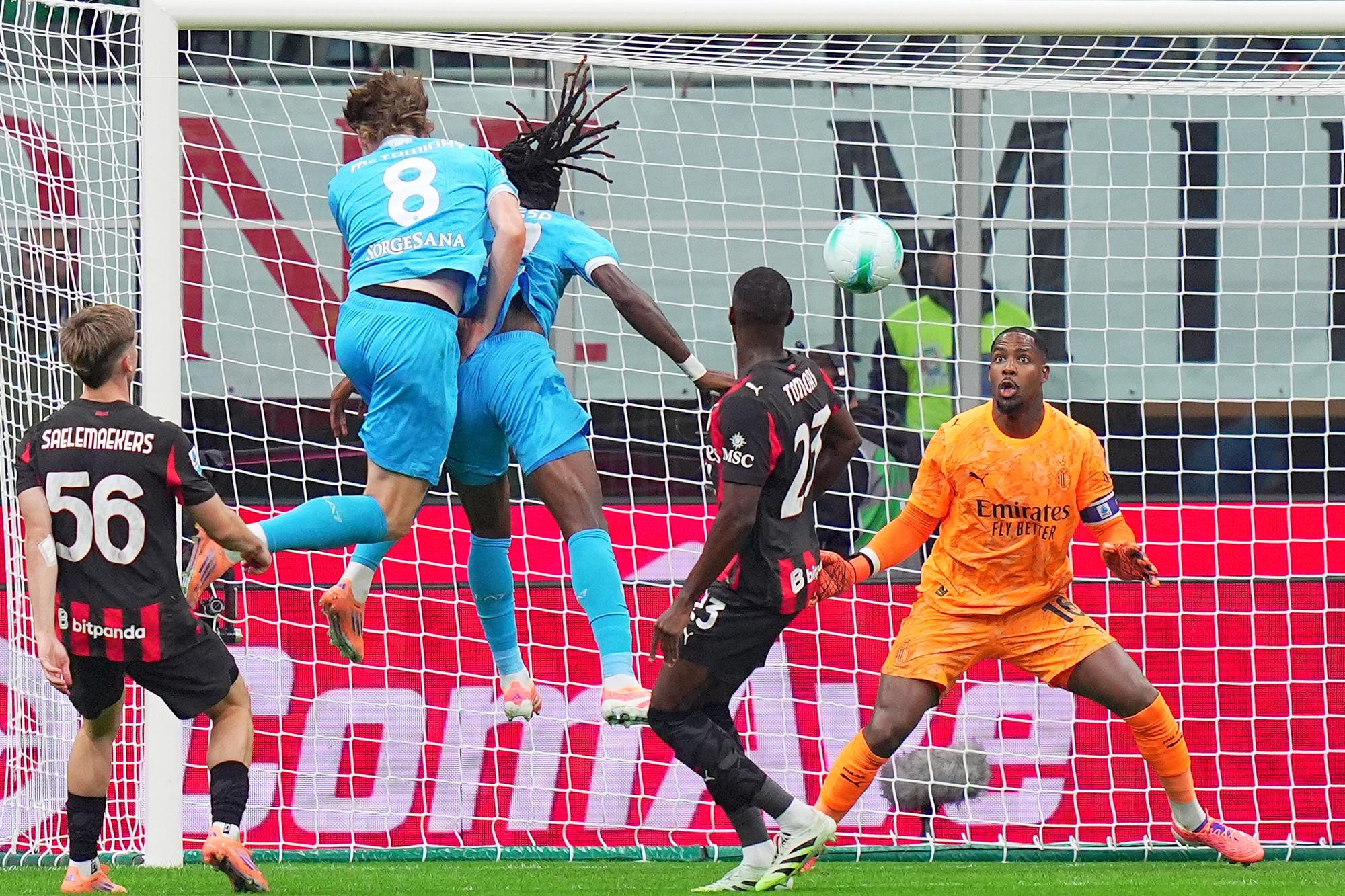 Serie A : au bout de l'effort, l'AC Milan fait tomber Naples grâce à Mike Maignan et malgré un rouge
