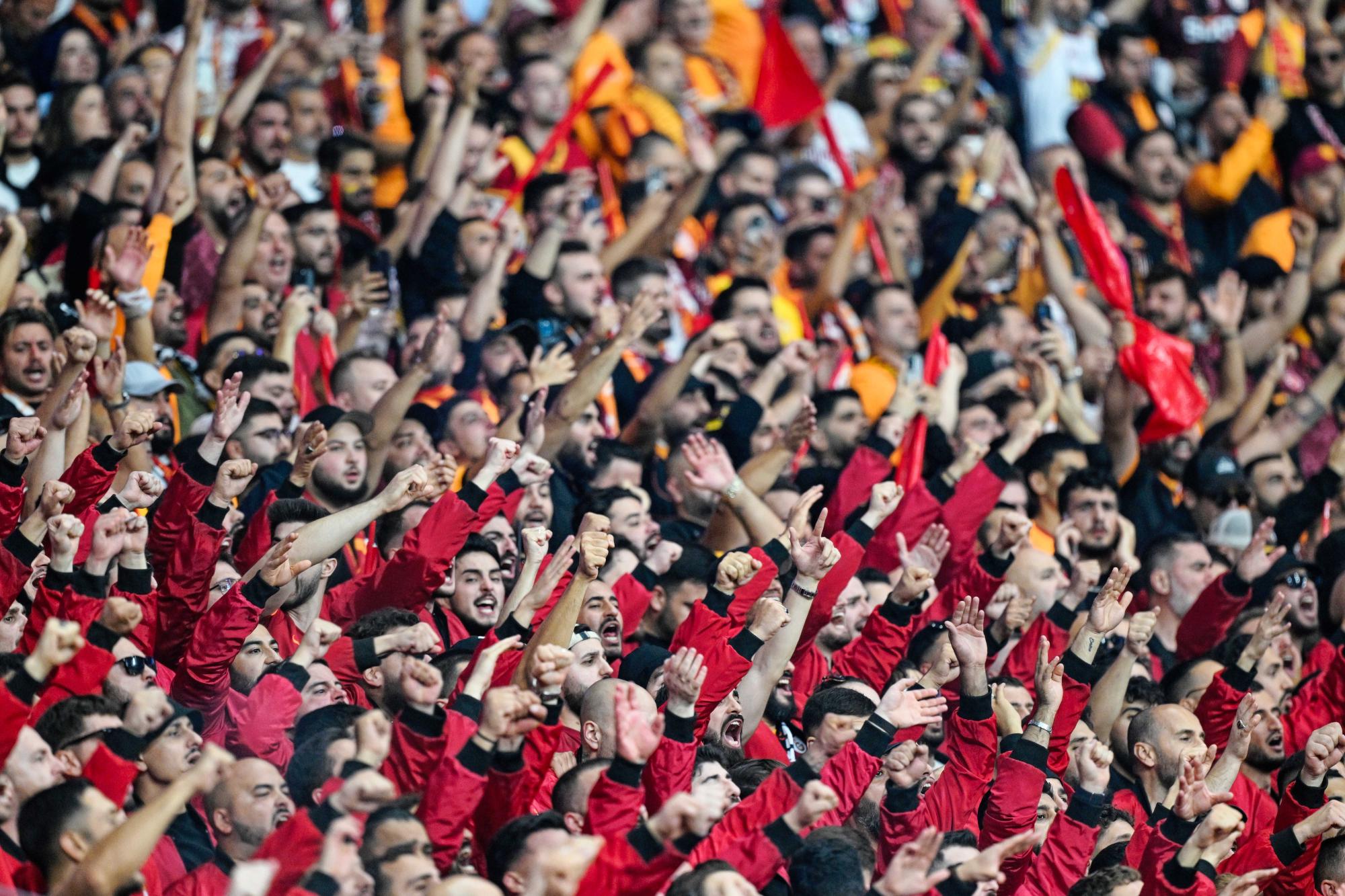 Les fans de Galatasaray agitent la nuit des joueurs de Liverpool