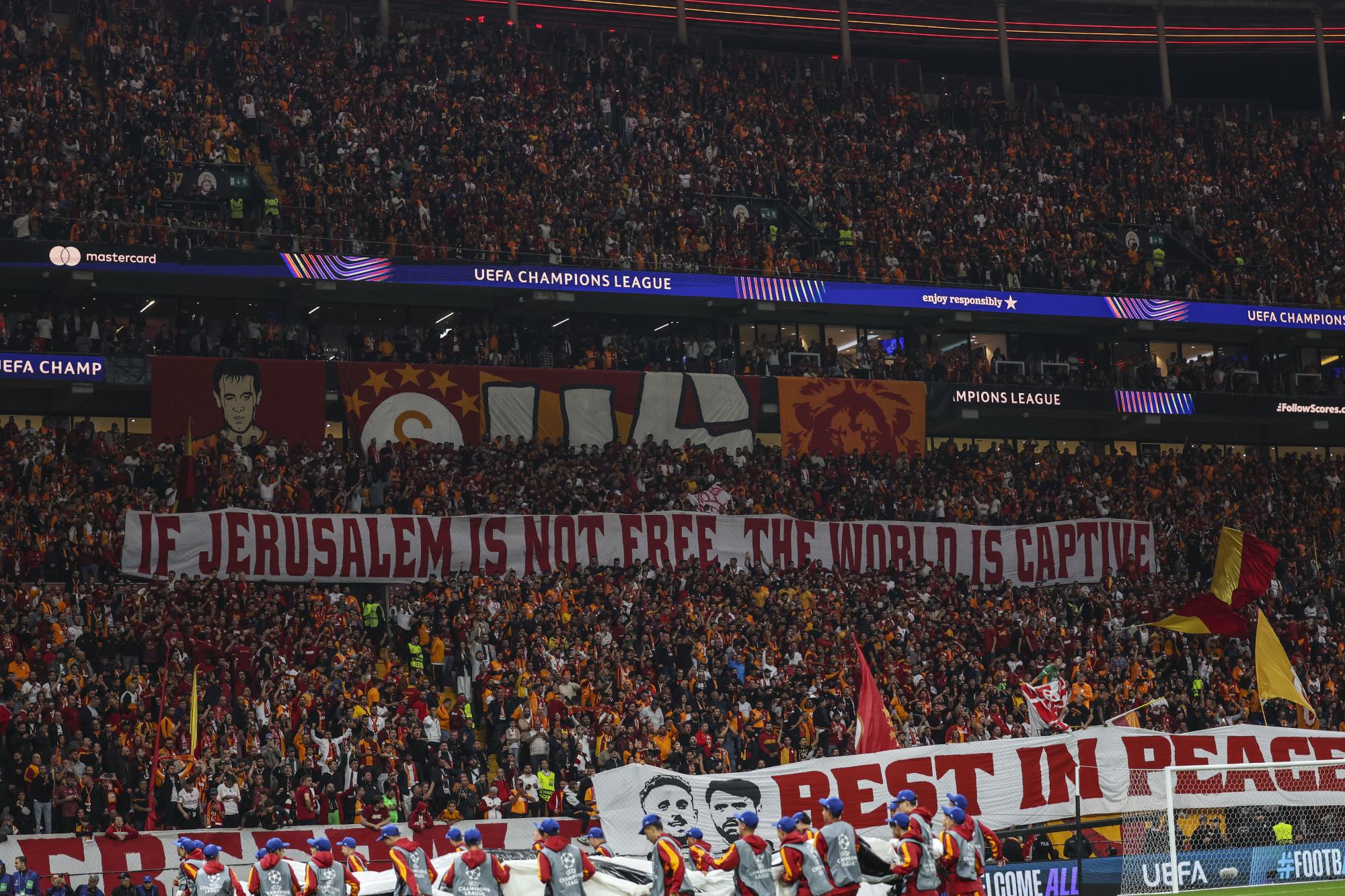 Ligue des champions - Les supporters de Galatasaray ont déployé plusieurs banderoles pour Gaza
