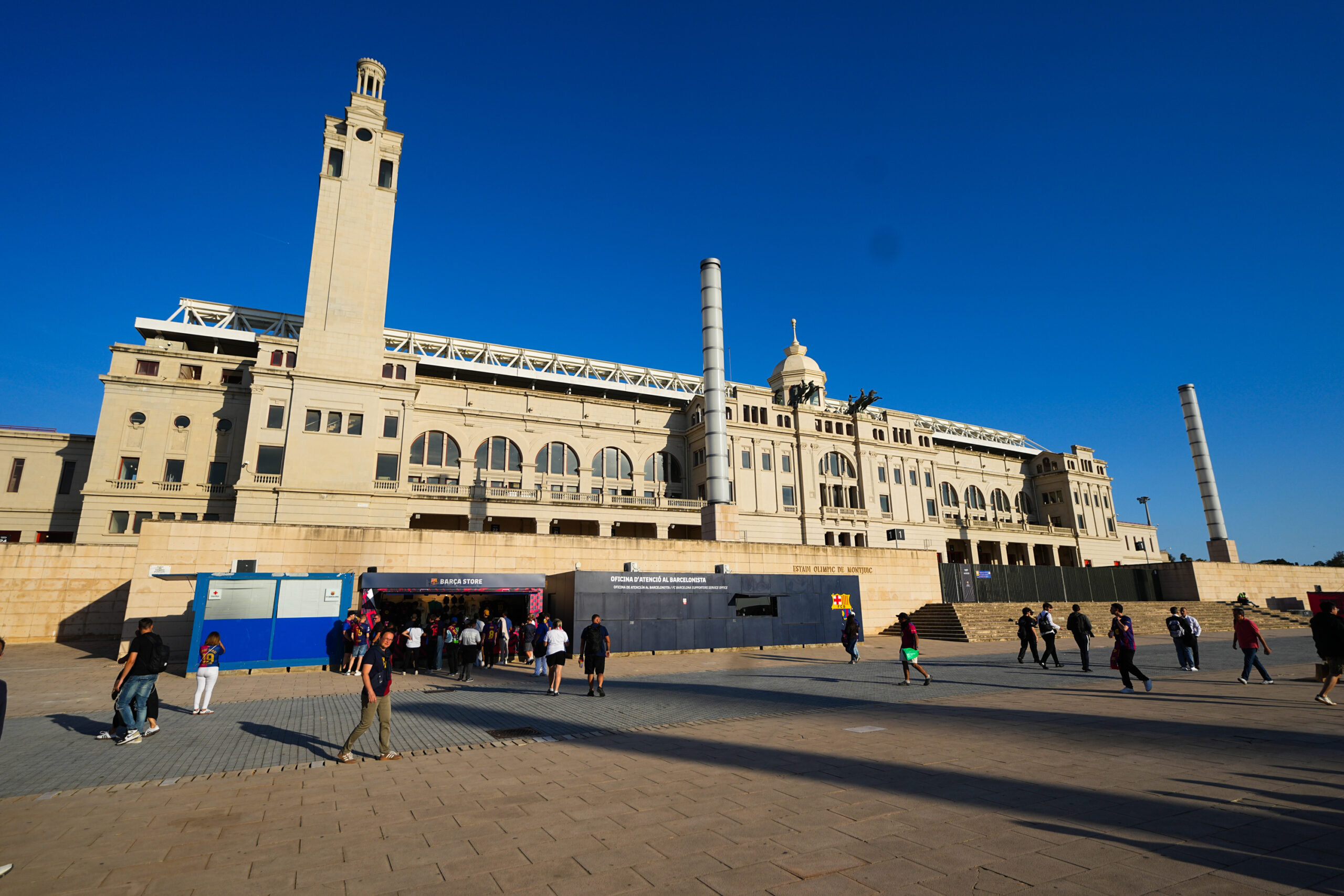 Affrontements entre les supporters barcelonais et les forces de l'ordre avant FC Barcelone-Paris Saint-Germain
